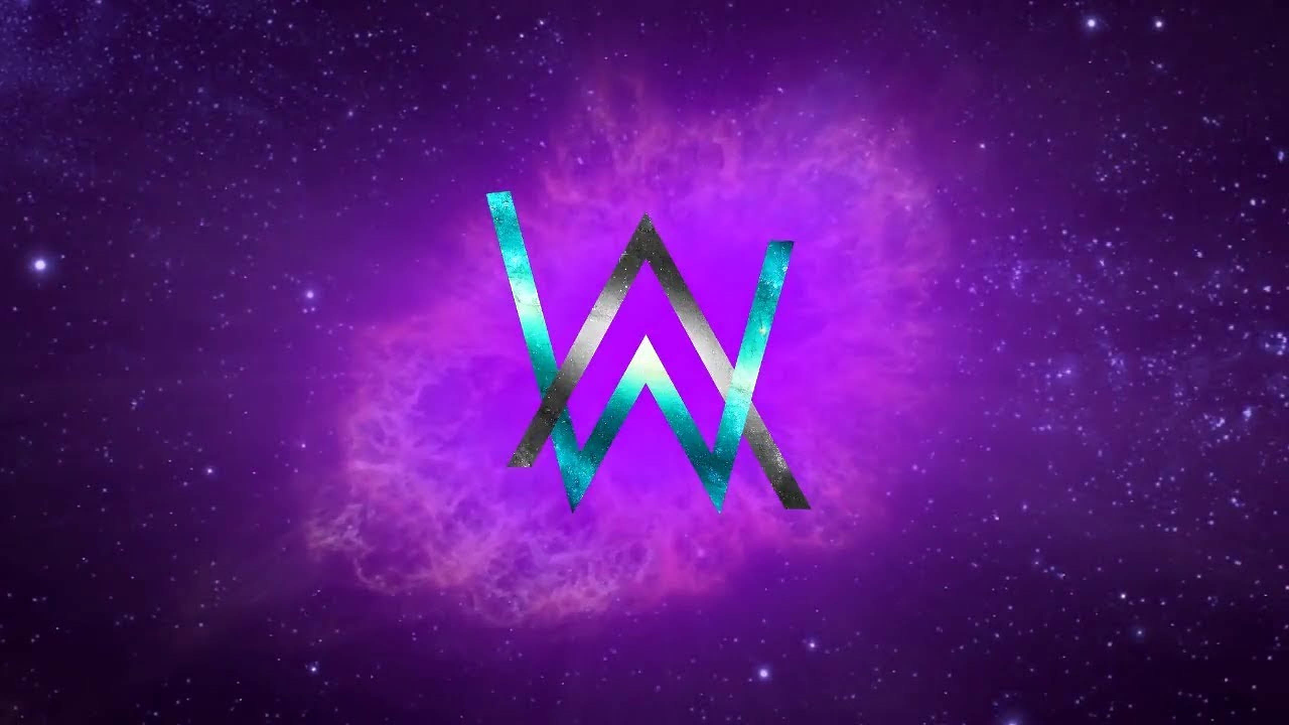 艾倫·沃克 桌布 壁紙 — 一個發光的青綠色和銀色 'W' 標誌漂浮在充滿星星的鮮豔紫色宇宙星雲前。