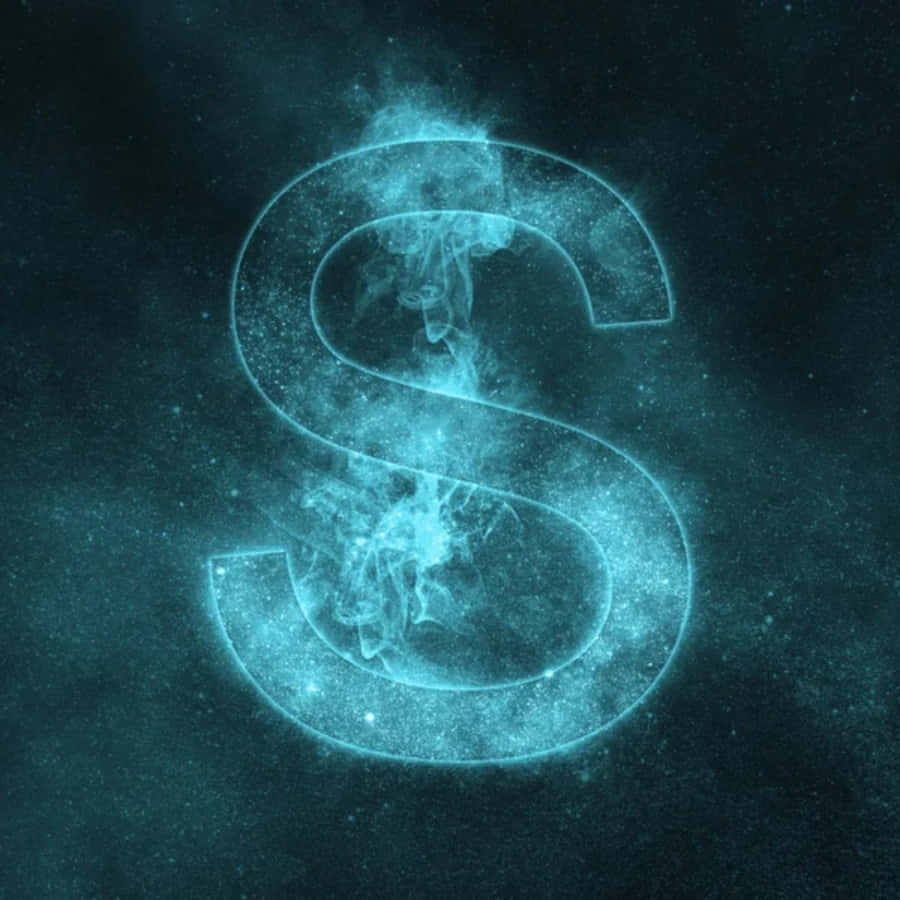 S 桌布 壁紙 — 一個發光的青色字母S，形狀像宇宙塵埃和煙霧，漂浮在黑暗的星空空間中。