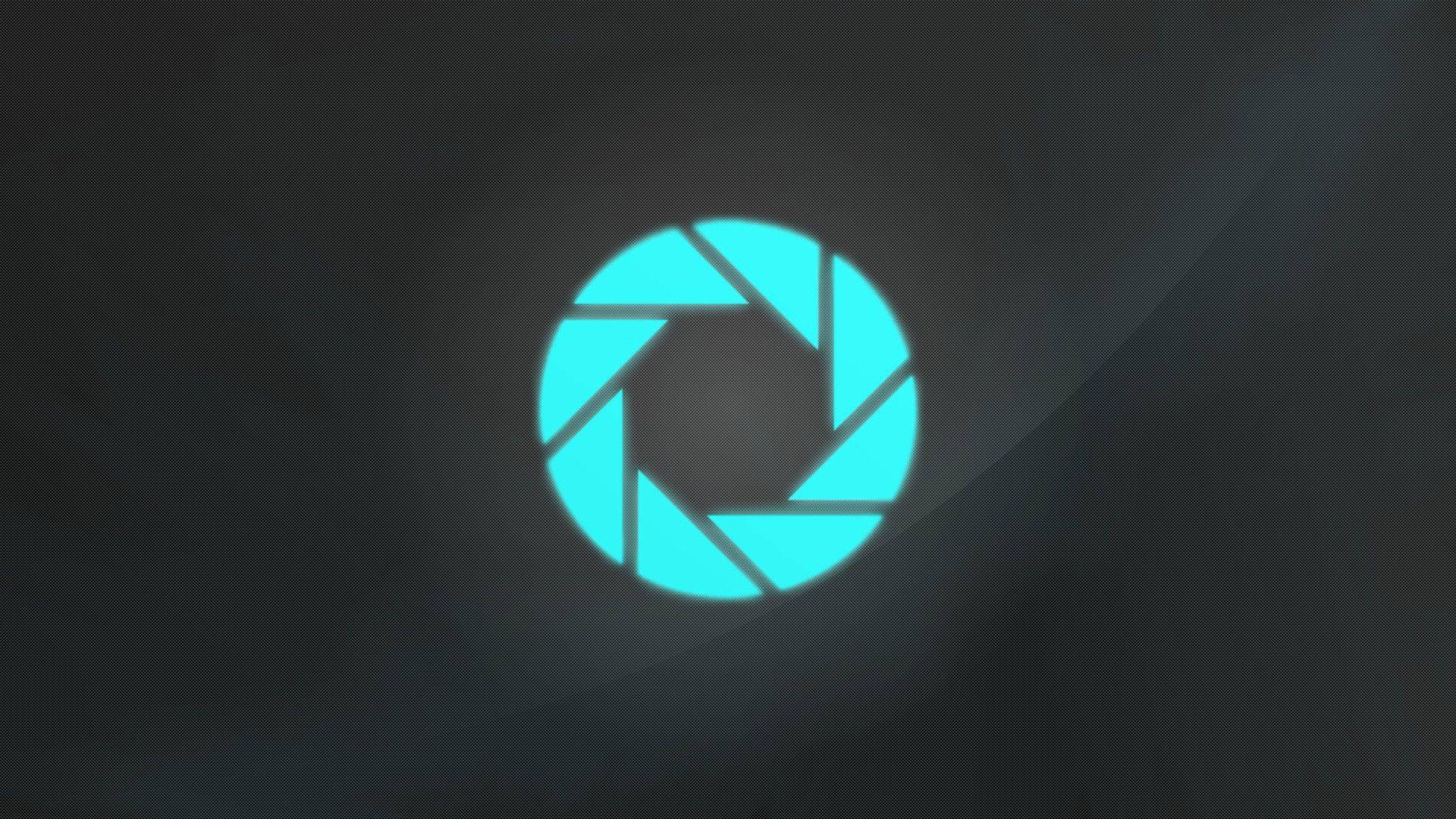 Gamer Logo 桌布 壁紙 — 一個發光的青色相機光圈圖示，置於帶有柔和光線的深色漸變背景中央。