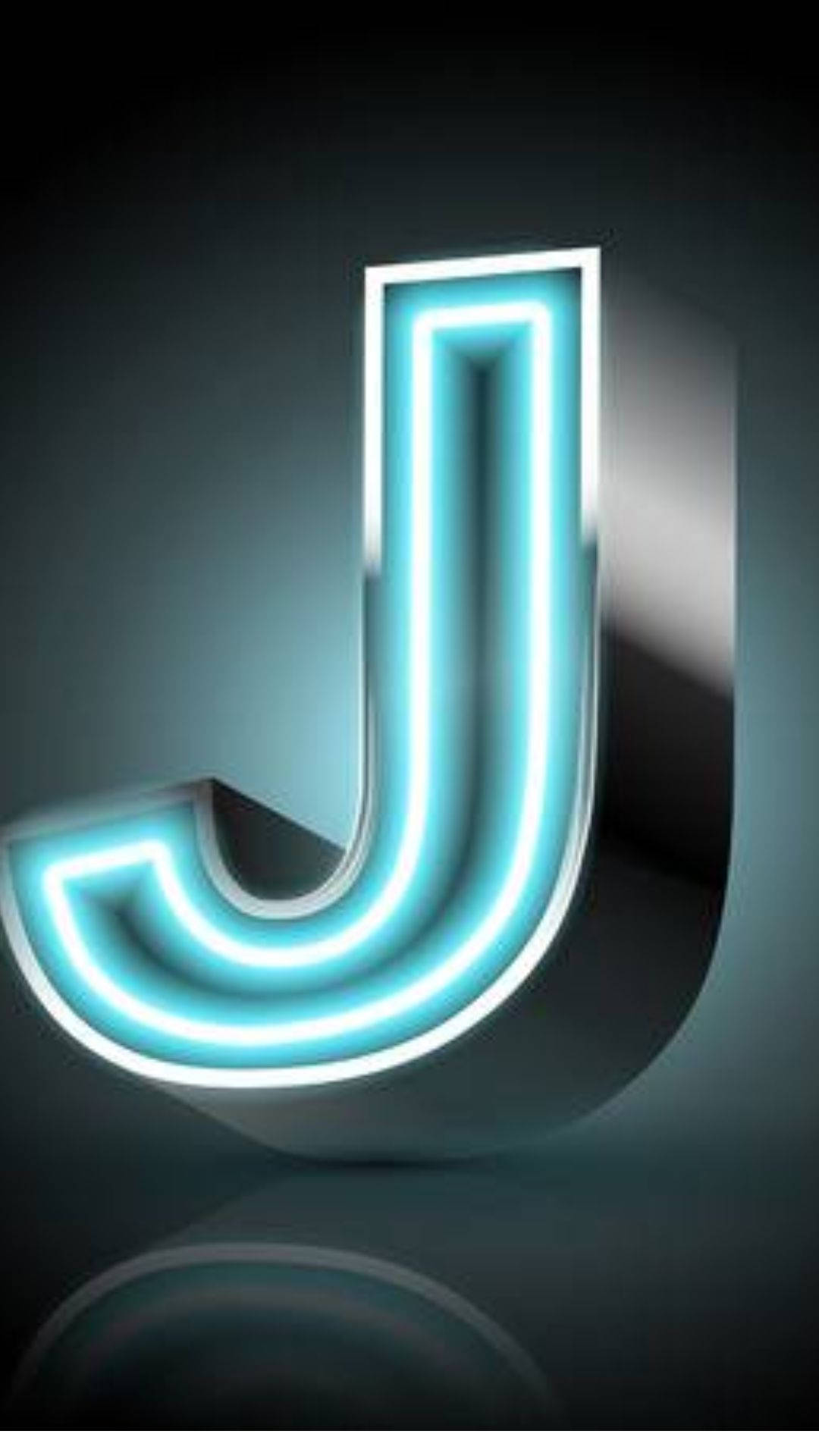 J 桌布 壁紙 — 一個發光的青色霓虹字母J，在深色漸變背景上大膽矗立，下方帶有微妙的倒影。