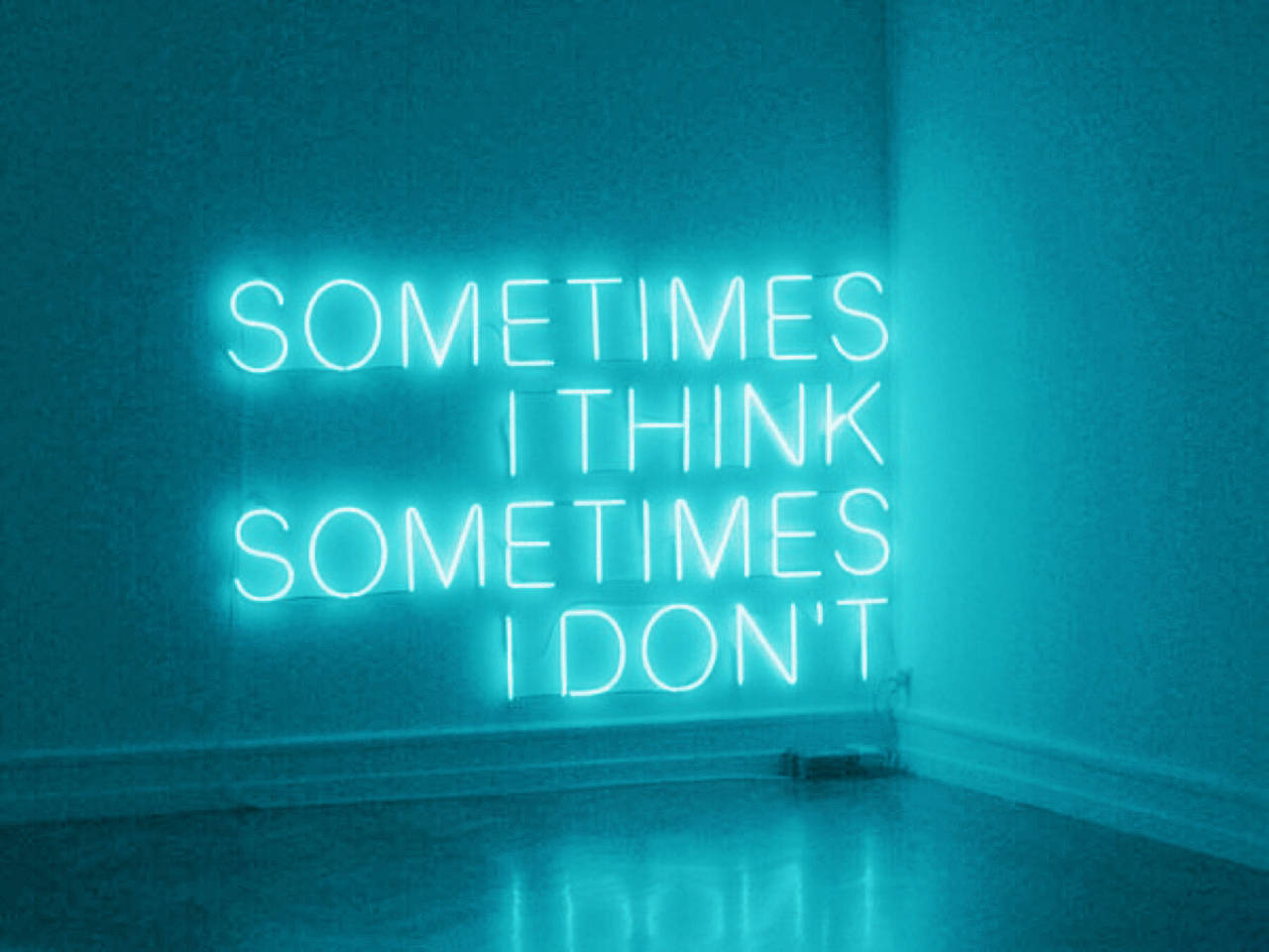 LED 桌布 壁紙 — 一個發光的青色霓虹燈牌，上面寫著「SOMETIMES I THINK SOMETIMES I DON'T」，位於光線昏暗、地板有反射效果的房間內。