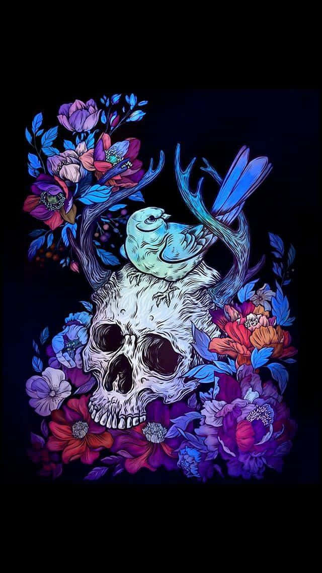 Skull Phone 桌布 壁紙 — 一個發光的頭骨，飾有充滿活力的紫色和藍色花朵，還有一隻小鳥棲息在鹿角上，背景是深色的。