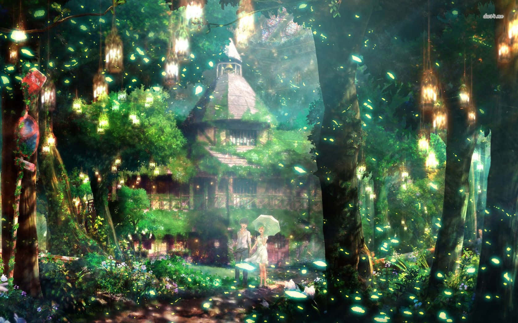 Anime Forest 桌布 壁紙 — 一個發光的魔法森林，樹木間有一座古靈精怪的小屋，懸掛的燈籠和漂浮的綠光照亮，一對情侶在傘下漫步。