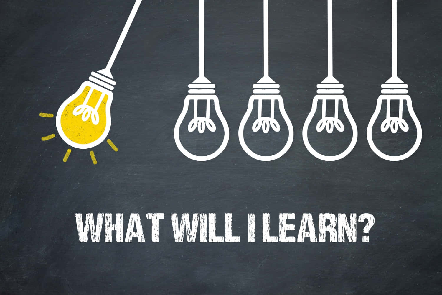 Learning 桌布 壁紙 — 一個發光的黃色燈泡懸掛在黑板上的粉筆文字上方，象徵好奇心和學習。