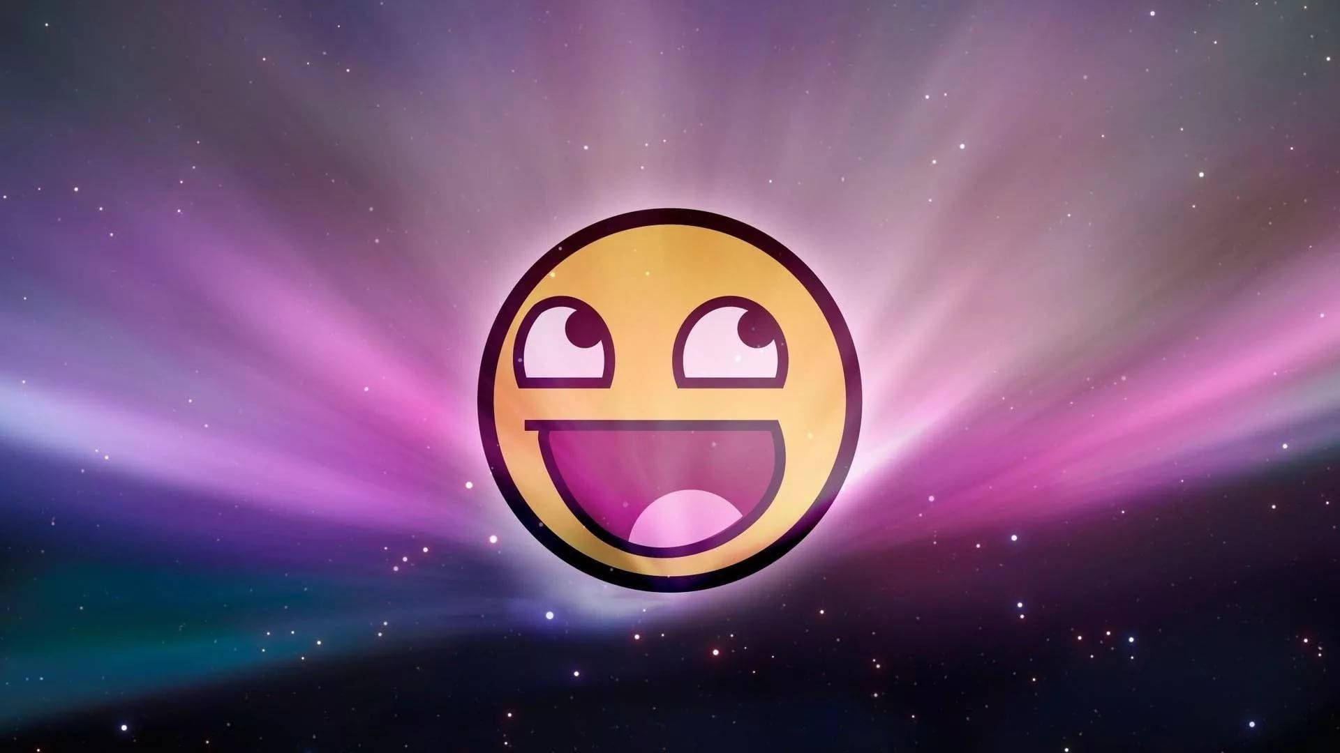 meme 桌布 壁紙 — 一個發光的黃色表情符號，有大眼睛和燦爛的笑容，在星空宇宙背景下散發出粉紅色和紫色的光芒。