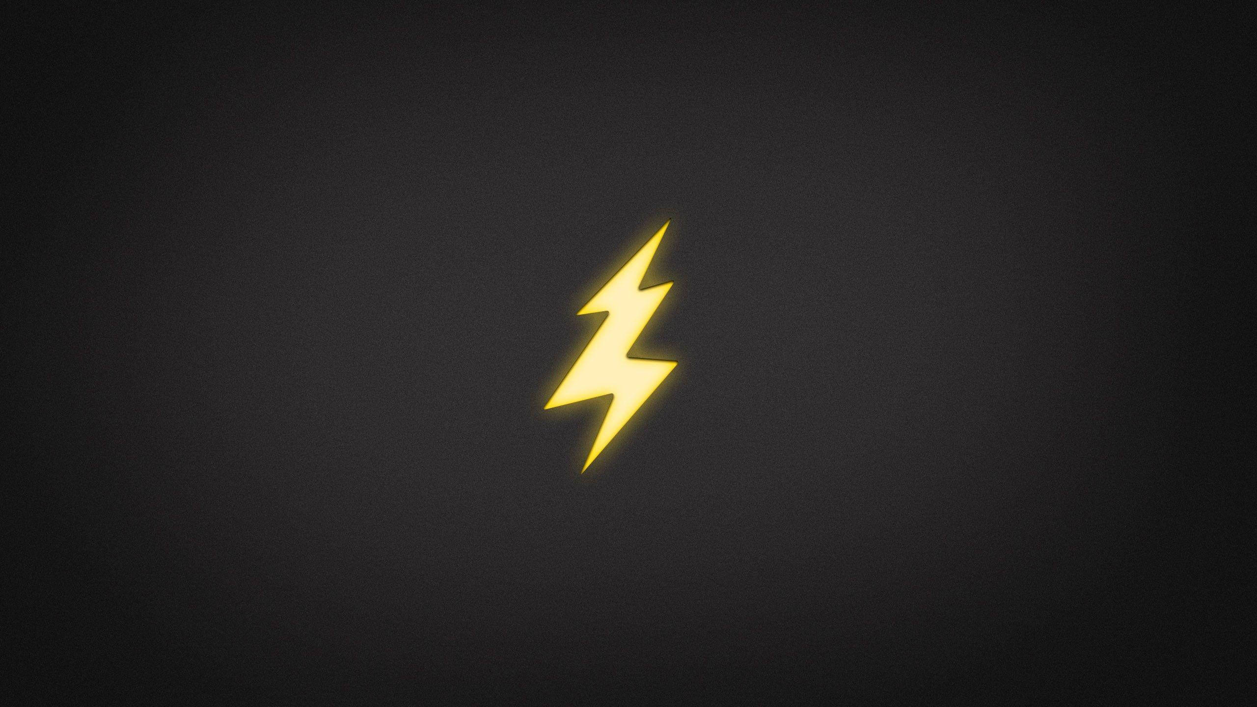 電力 桌布 壁紙 — 一個發光的黃色閃電圖示，居中在深色紋理背景上。