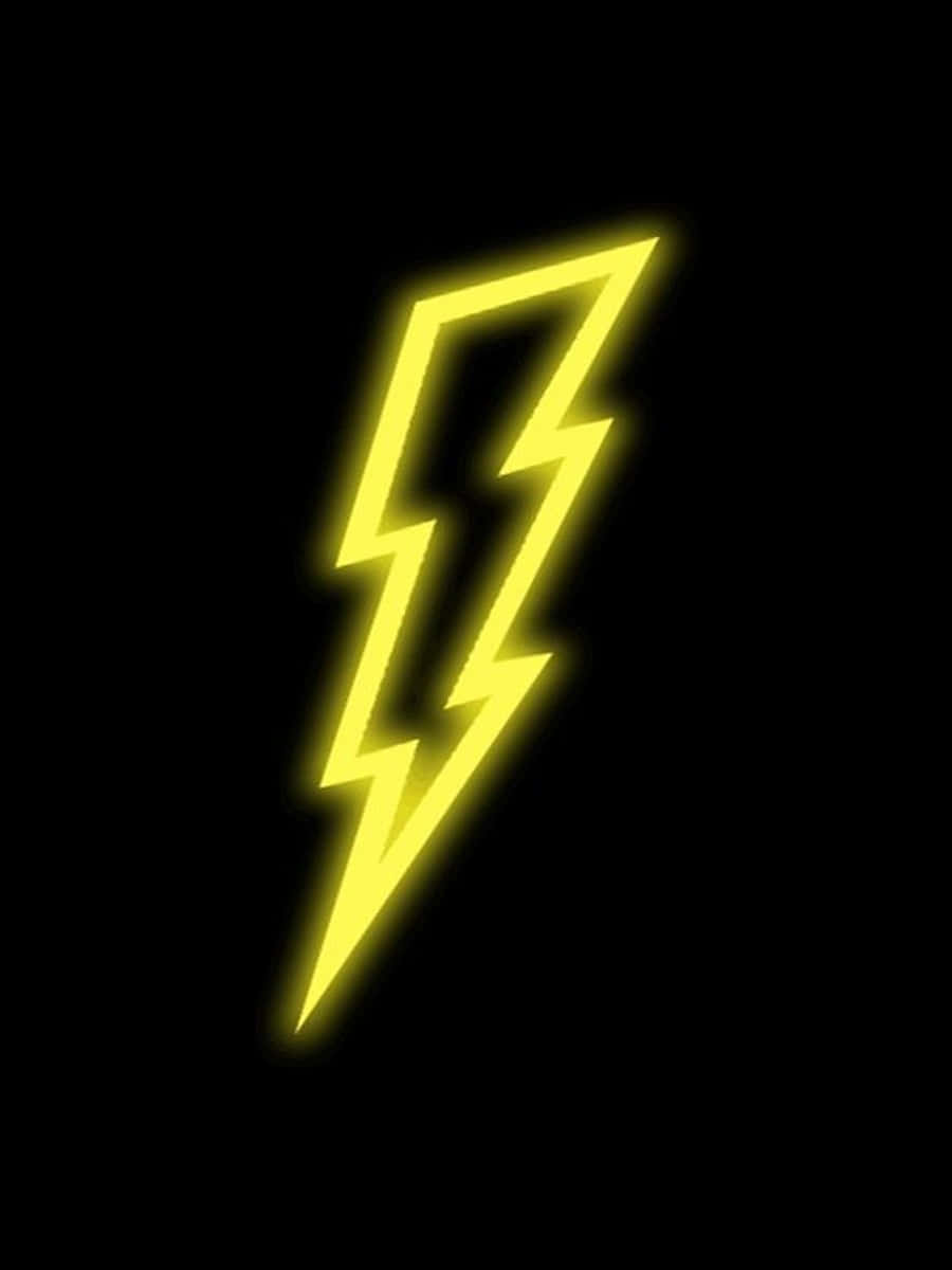 Neon Lightning 桌布 壁紙 — 一個發光的黃色閃電圖示在純黑色背景上散發光芒，帶有柔和的光暈。
