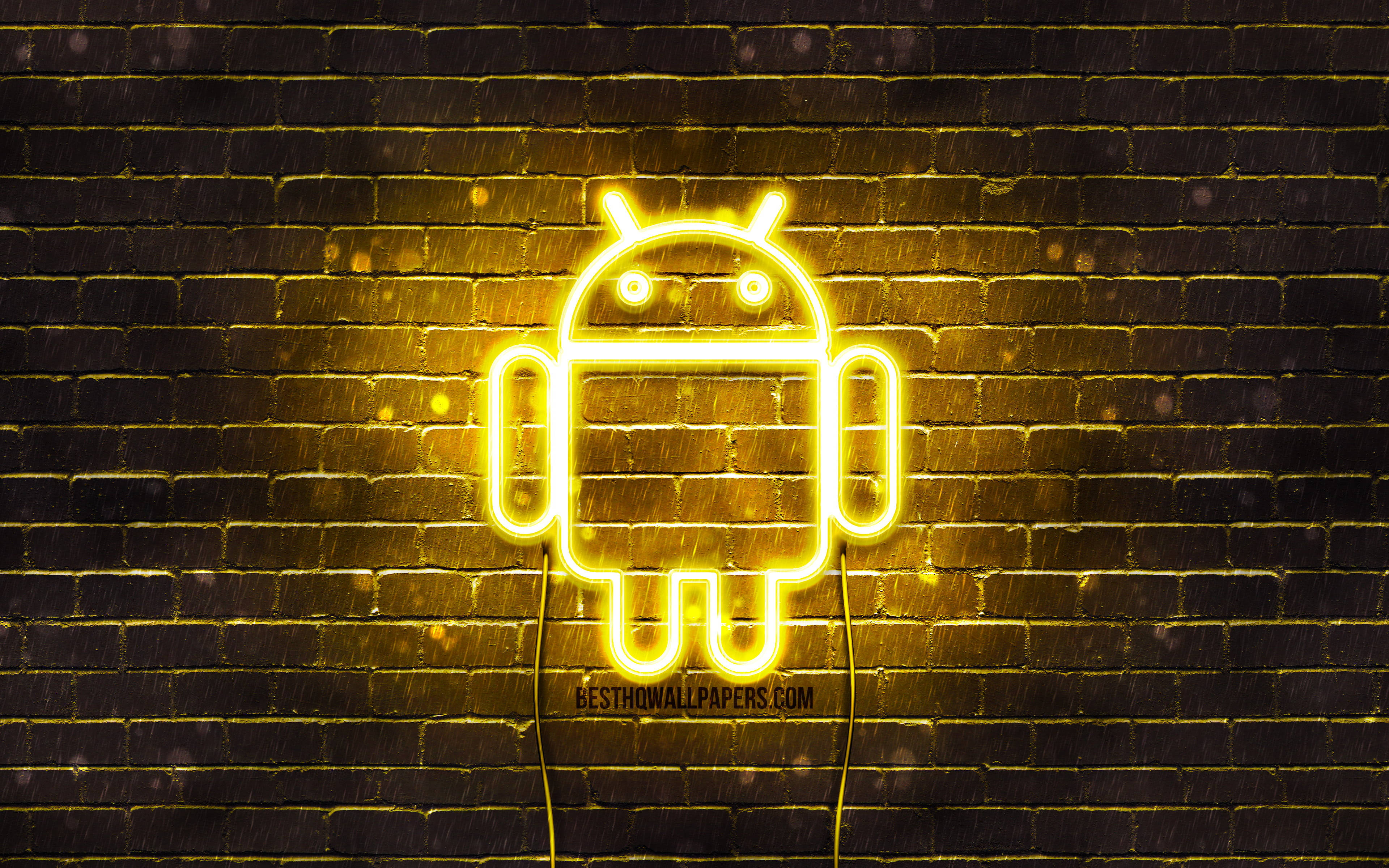 Android Desktop 桌布 壁紙 — 一個發光的黃色霓虹Android標誌在雨中對著黑暗潮濕的磚牆明亮地閃耀。