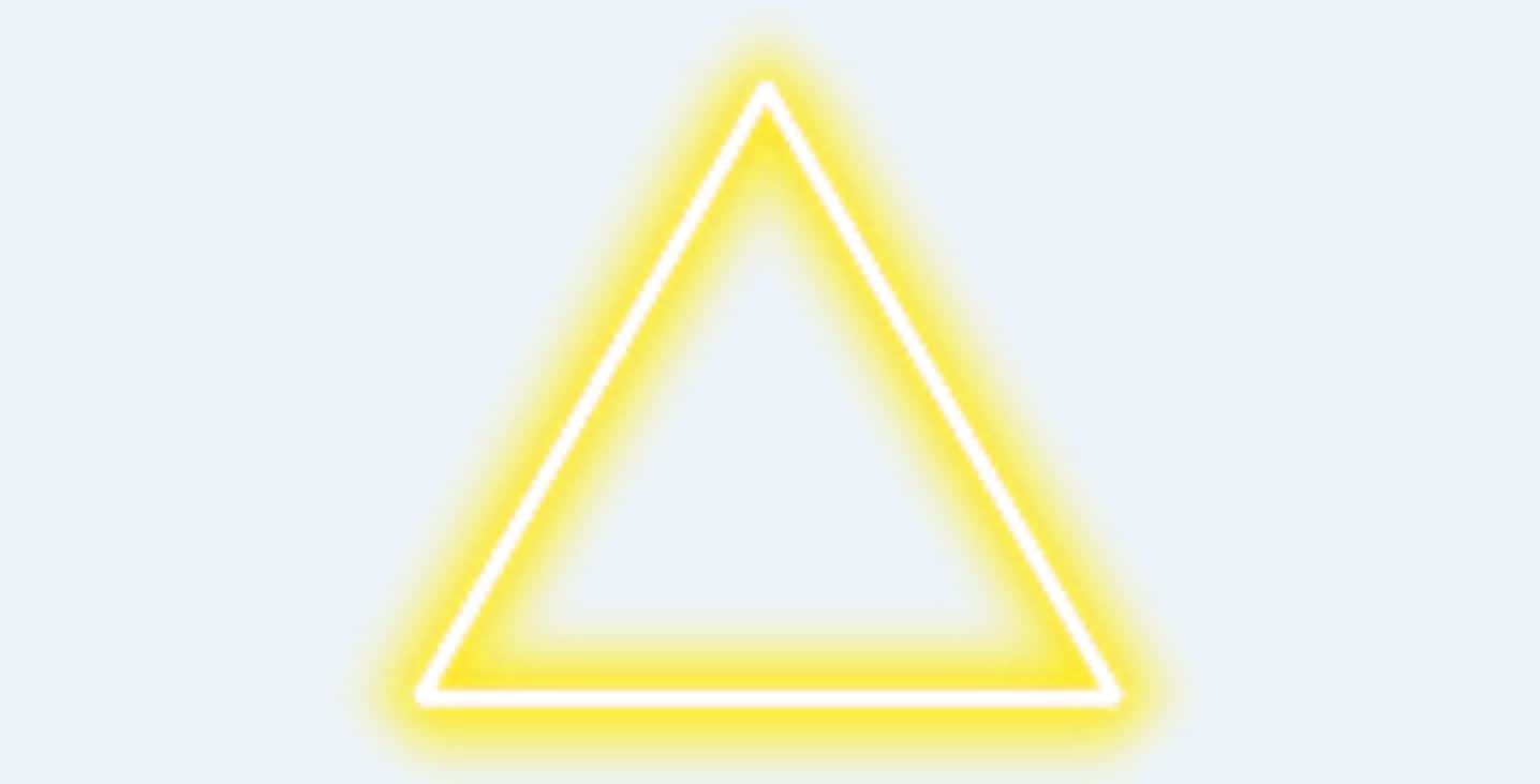 Yellow Triangle 桌布 壁紙 — 一個發光的黃色霓虹三角形輪廓在淺灰色背景上散發出柔和的光芒。