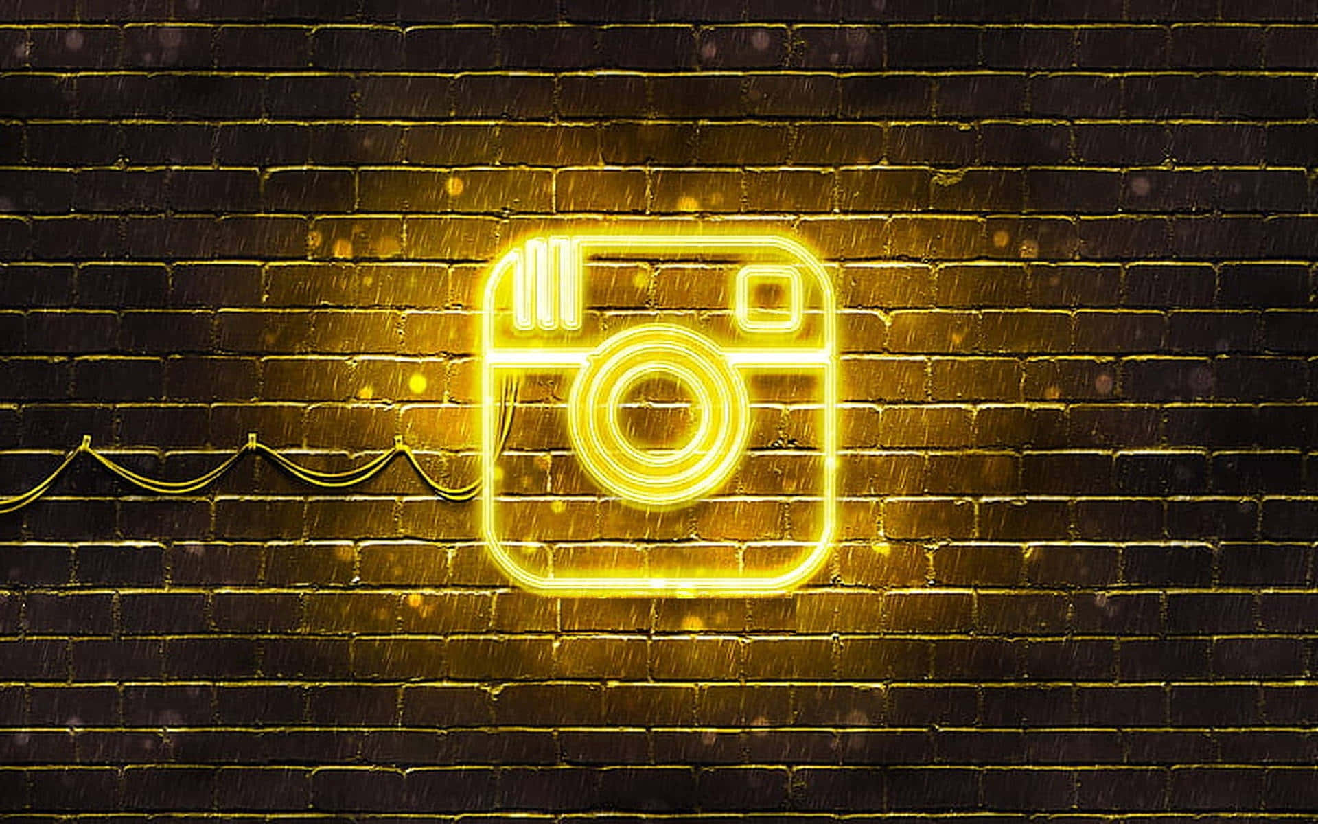 Instagram 桌布 壁紙 — 一個發光的黃色霓虹燈Instagram標誌在夜雨中對著濕暗的磚牆閃爍。