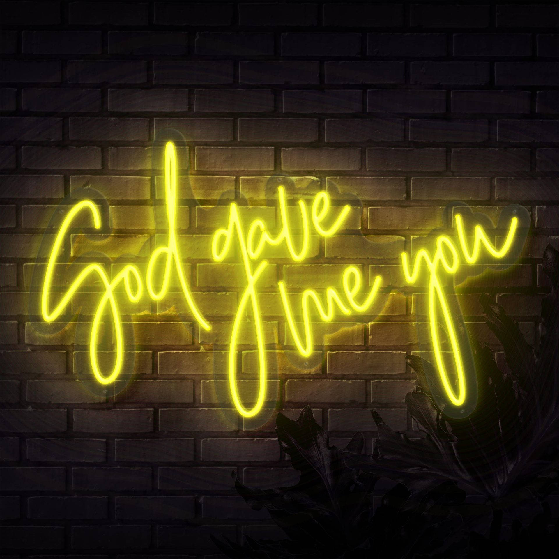 螢光黃 桌布 壁紙 — 一個發光的黃色霓虹燈牌，上面寫著「God gave me you」，照亮了下方有茂密綠植的深色磚牆。