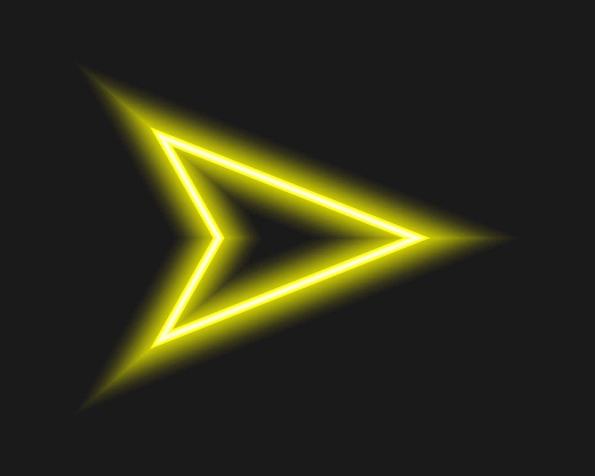 Yellow Triangle 桌布 壁紙 — 一個發光的黃色霓虹燈箭頭形狀在黑暗背景中散發出光芒。