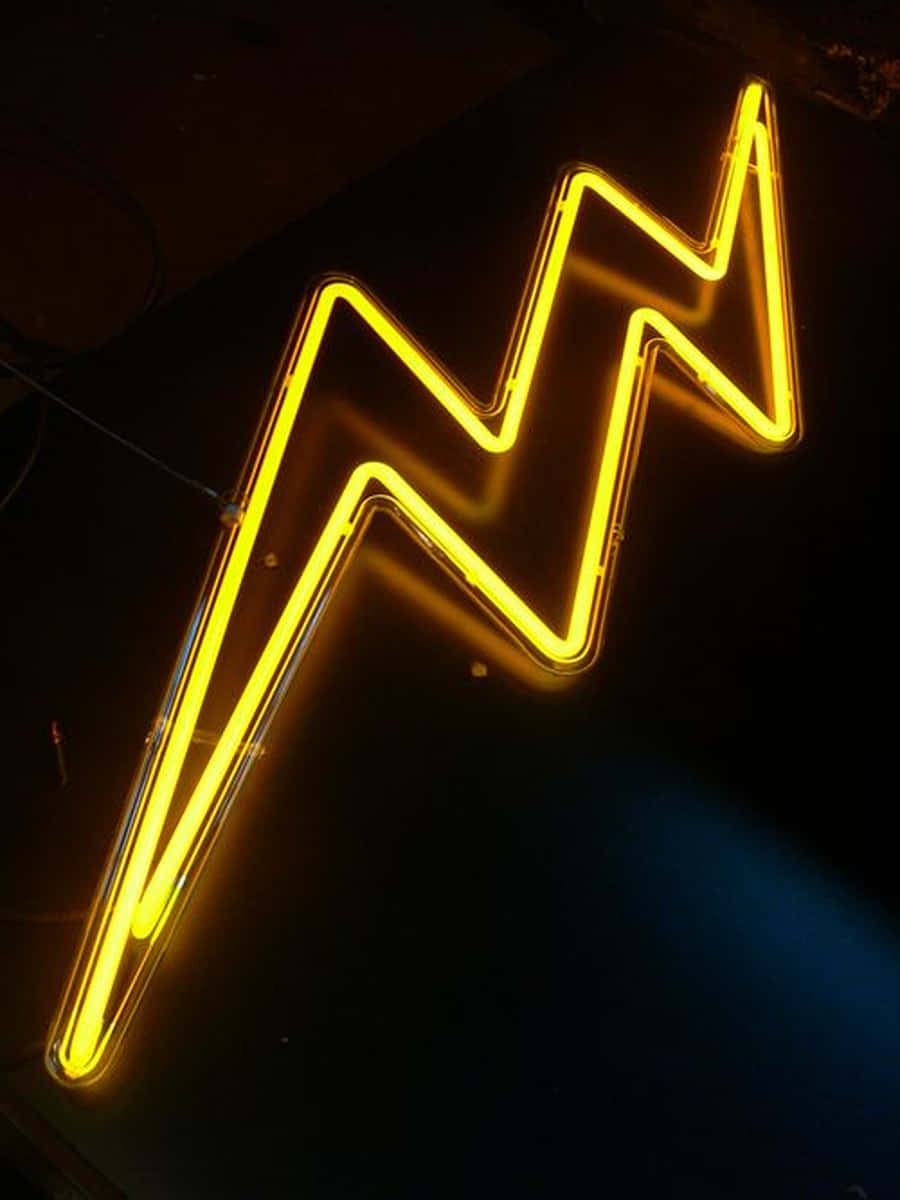 Neon Lightning 桌布 壁紙 — 一個發光的黃色霓虹閃電標誌在黑暗背景中亮起，帶有微妙的藍色環境光。
