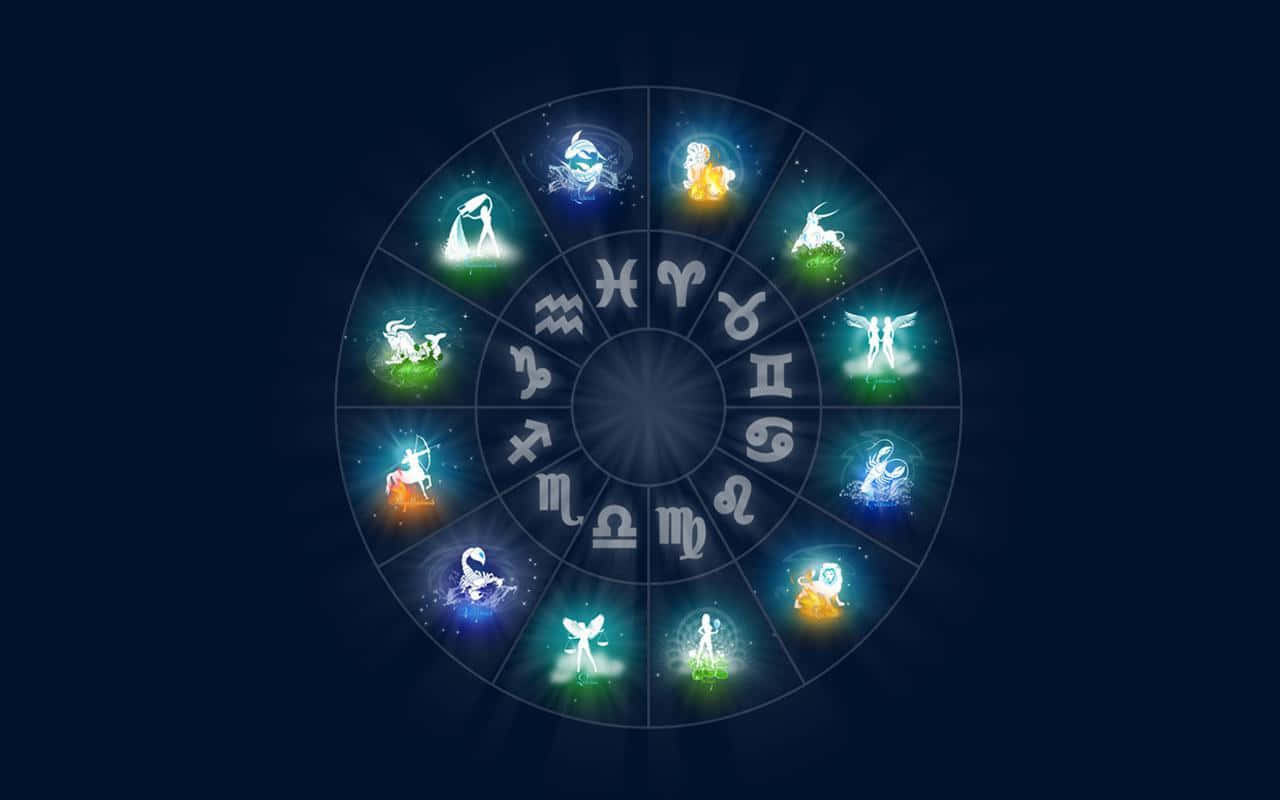 zodiac 桌布 壁紙 — 一個發光的黃道輪，帶有十二個色彩繽紛的占星符號，在黑暗的宇宙背景中散發光芒。