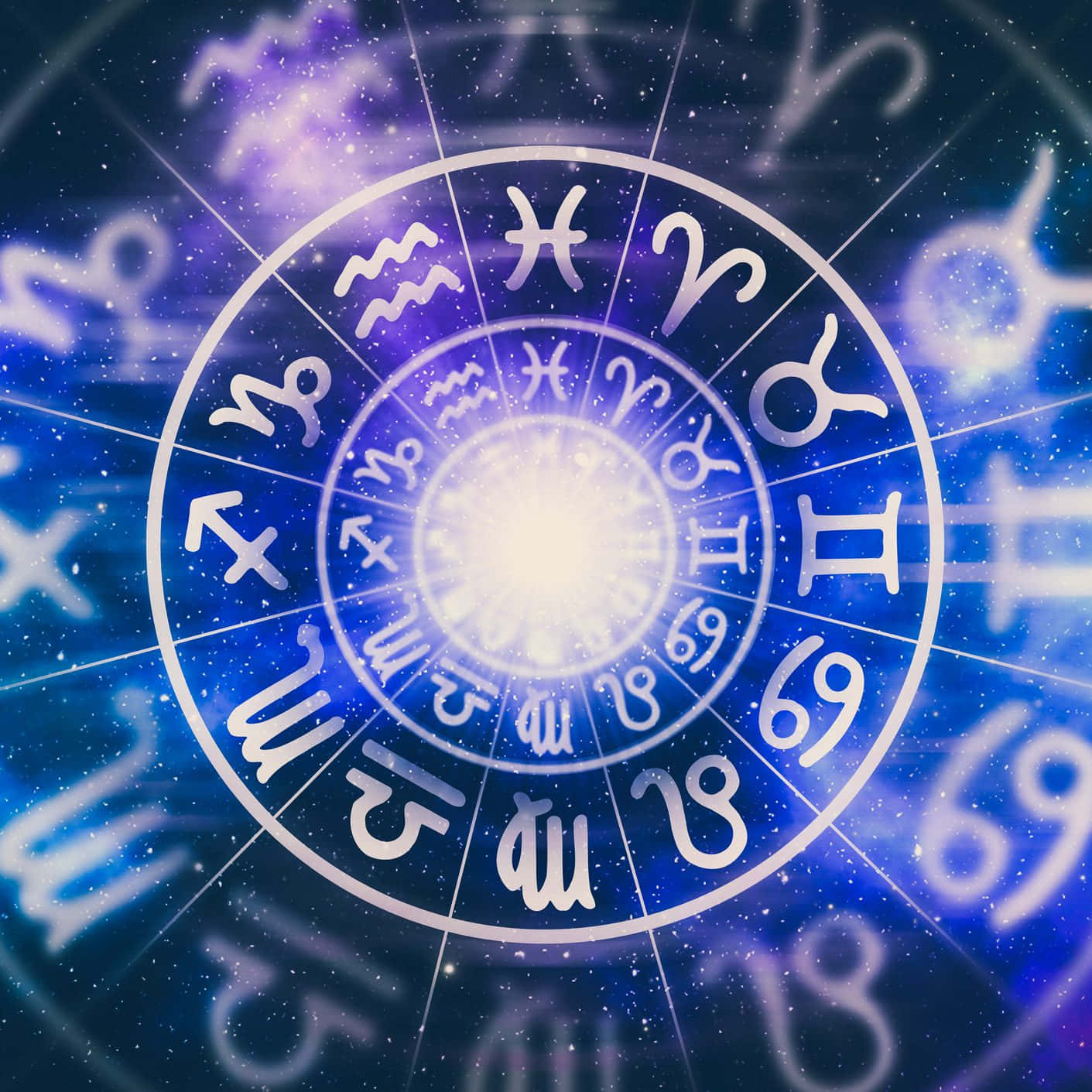 星座 桌布 壁紙 — 一個發光的黃道輪盤帶有占星符號，在深藍色和紫色的宇宙星空中散發光芒。
