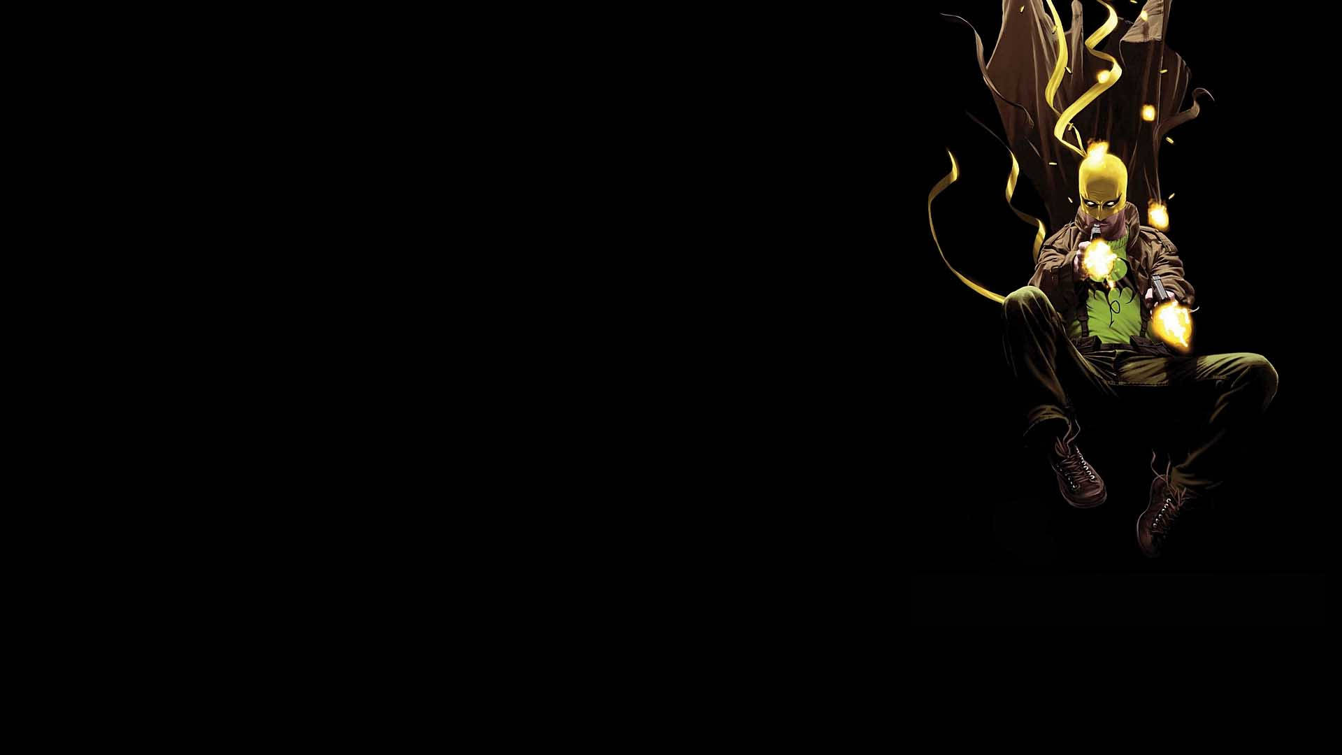 iron fist 桌布 壁紙 — 一個發光的黃髮人物坐在黑暗中，手持散發光芒的球體，金色能量在周圍旋轉。