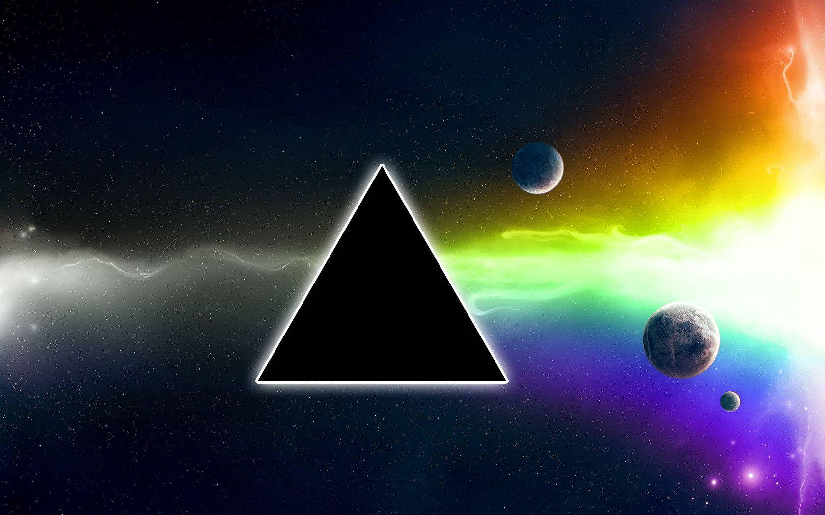 Floyd 桌布 壁紙 — 一個發光的黑色三角形漂浮在宇宙場景中，背景是繁星點點的虛空，周圍有色彩繽紛的星雲和遙遠的行星。
