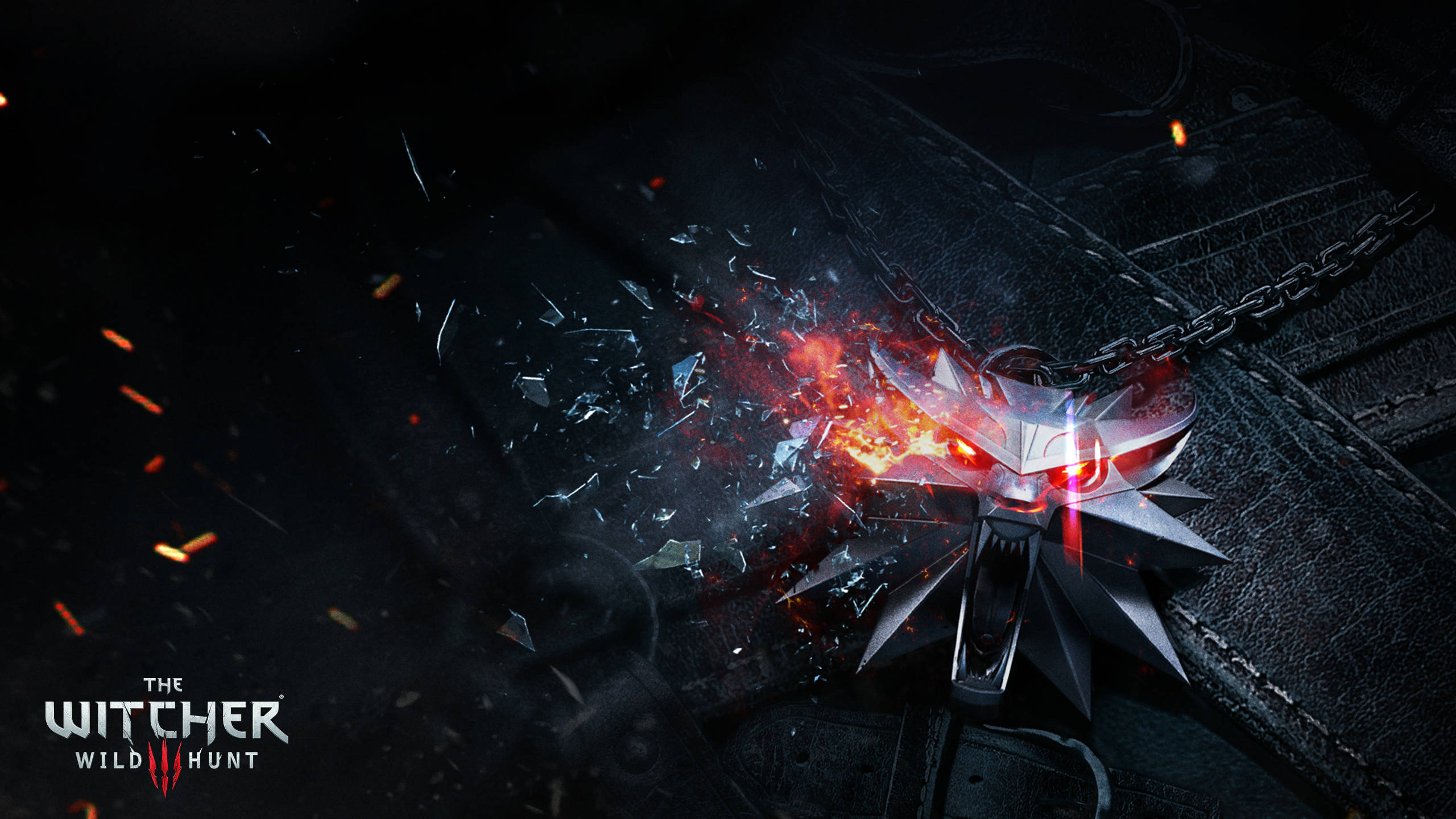 The Witcher 3 桌布 壁紙 — 一個發光紅眼銀狼頭吊墜在深色皮革表面上擊碎玻璃，火花四濺。