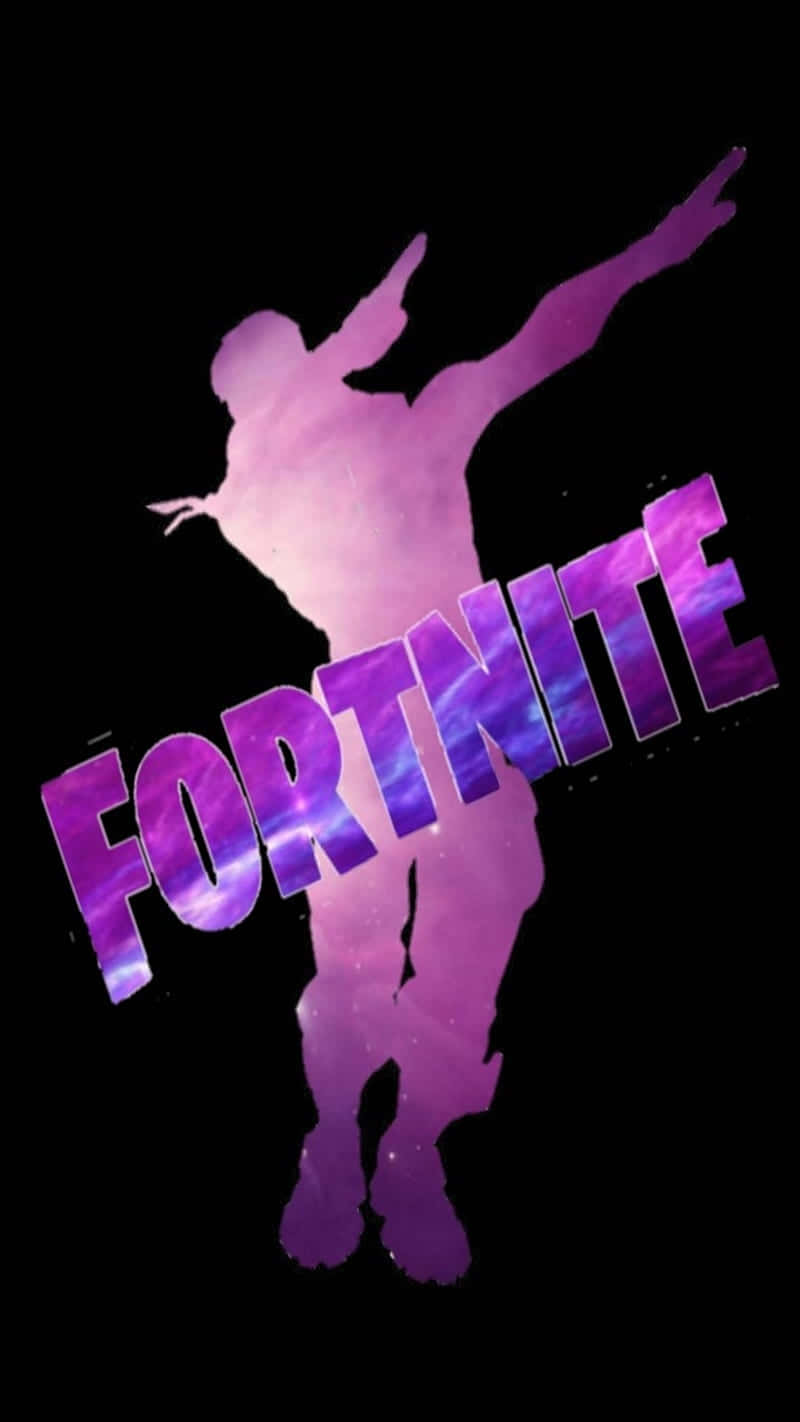 Fortnite Galaxy 桌布 壁紙 — 一個發光紫色的Fortnite角色剪影，在黑色背景上跳舞，並帶有遊戲標誌。