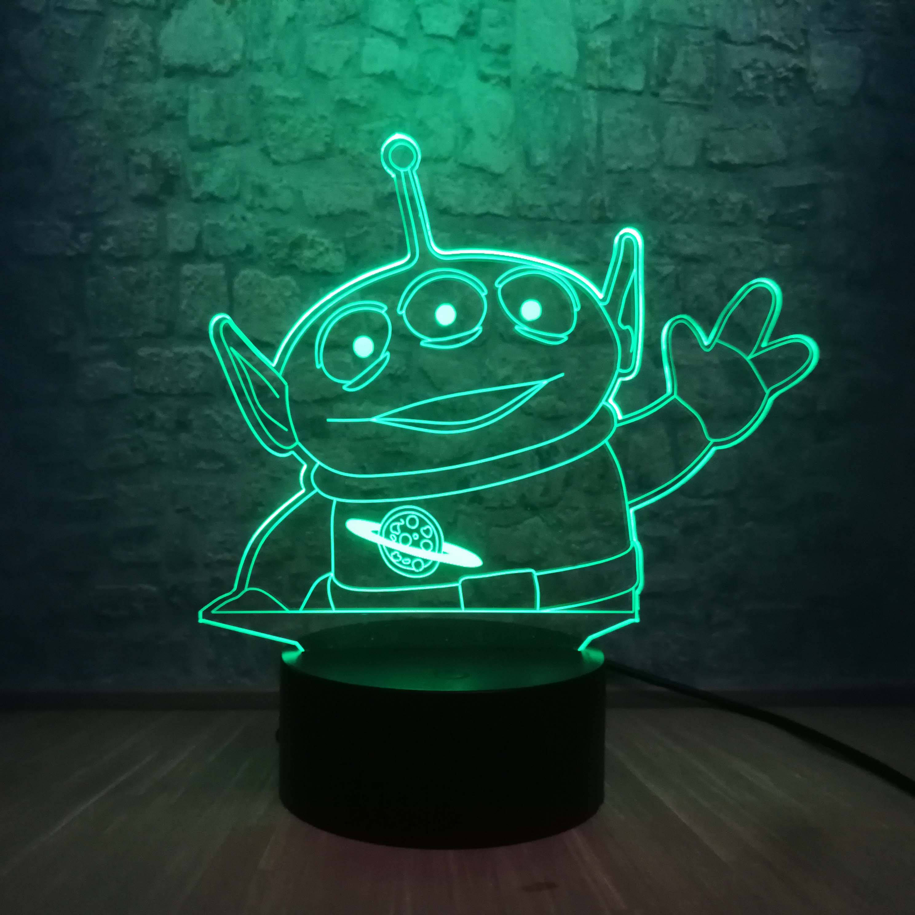 Toy Story Alien 桌布 壁紙 — 一個發光綠色3D幻覺燈，形狀像《玩具總動員》中的三眼外星人，對著深色磚牆愉快地揮手。