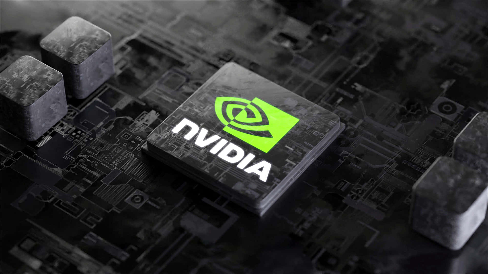 nvidia 桌布 壁紙 — 一個發光綠色NVIDIA晶片的特寫，位於細節豐富的深色電路板中央，帶有金屬組件。