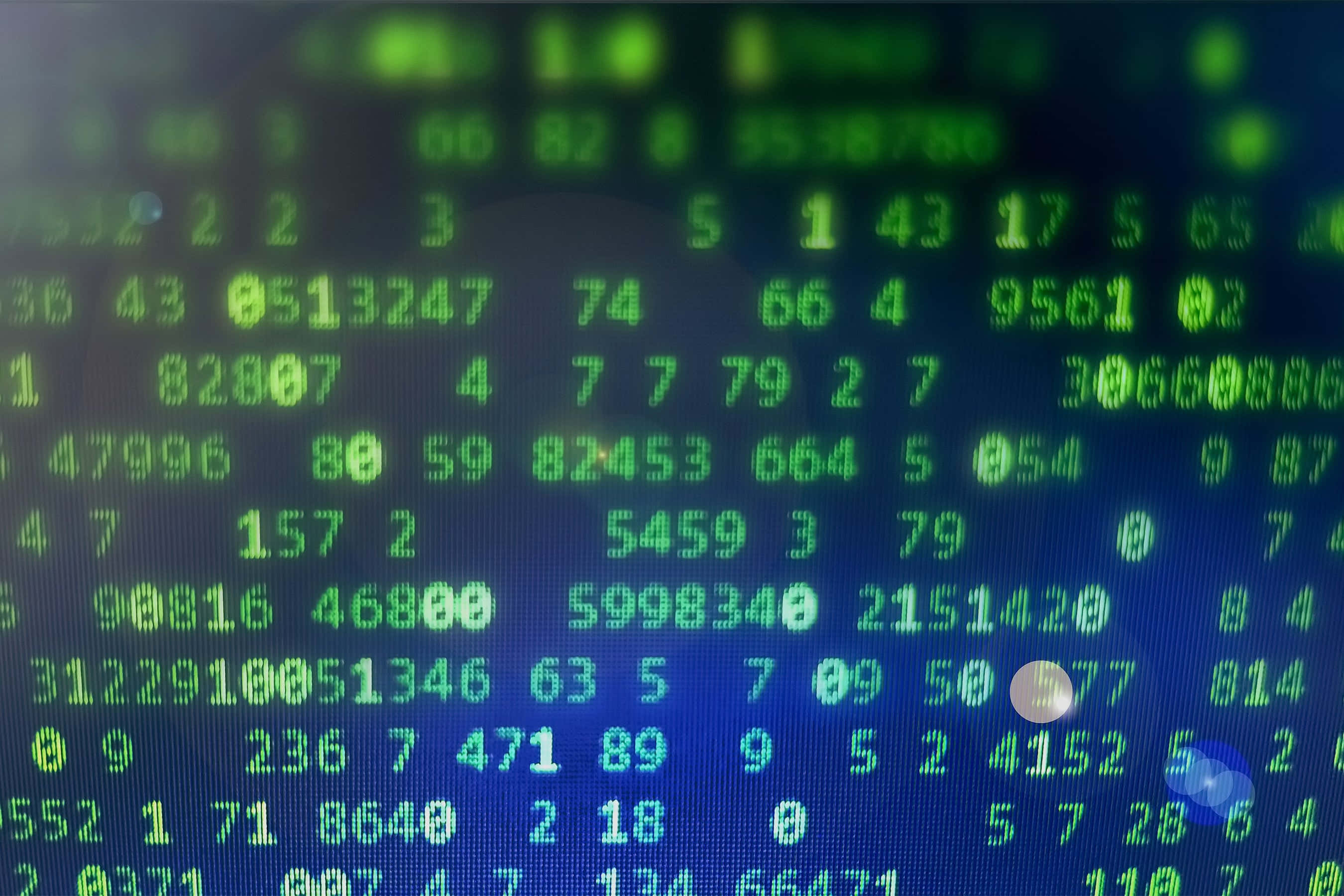 Binary 桌布 壁紙 — 一個發光綠色數位螢幕的特寫，顯示在深藍色背景上層疊的隨機數字行。