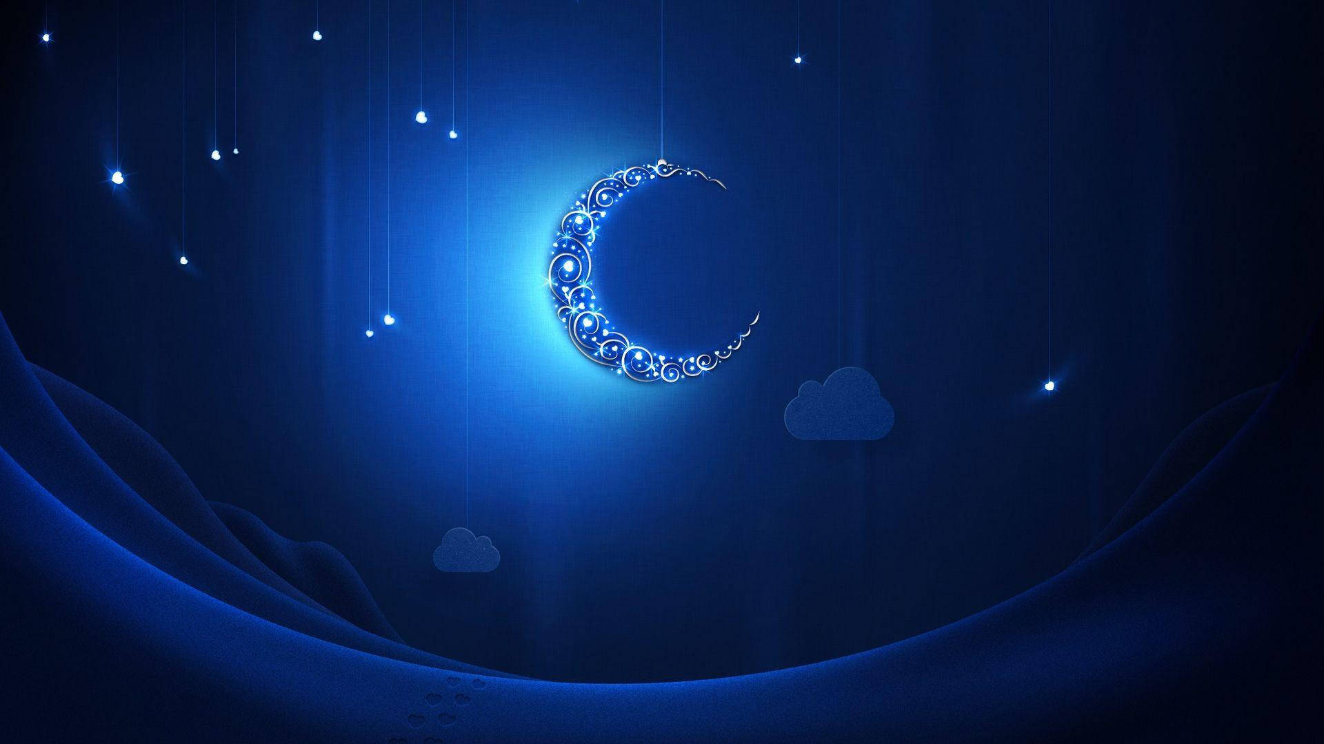 Ramadan 桌布 壁紙 — 一個發光華麗的彎月懸掛在深藍色的夜空，下方有閃爍的燈光和柔軟的雲朵。