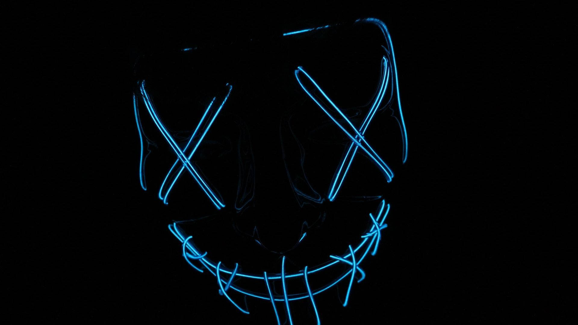 Cool Neon Blue 桌布 壁紙 — 一個發光藍色LED面具，帶有交叉眼睛和縫合笑容，背景為黑色。