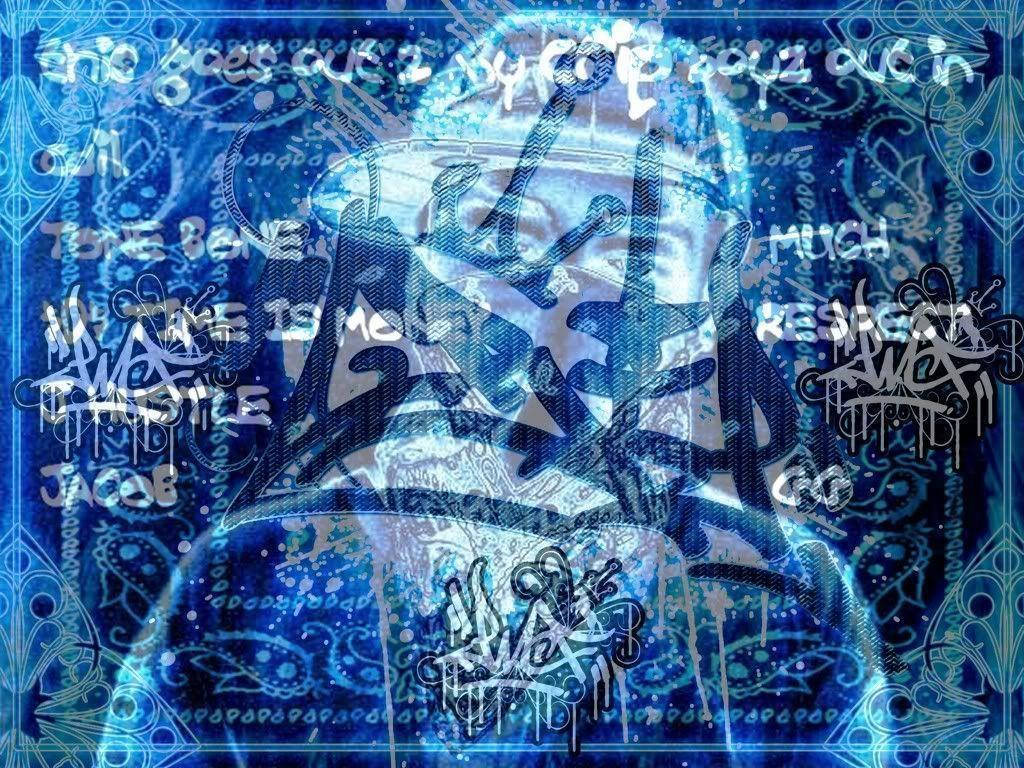 Crip 桌布 壁紙 — 一個發光藍色塗鴉覆蓋的臉，帶有華麗圖案和文字疊加，以數位藝術風格呈現。