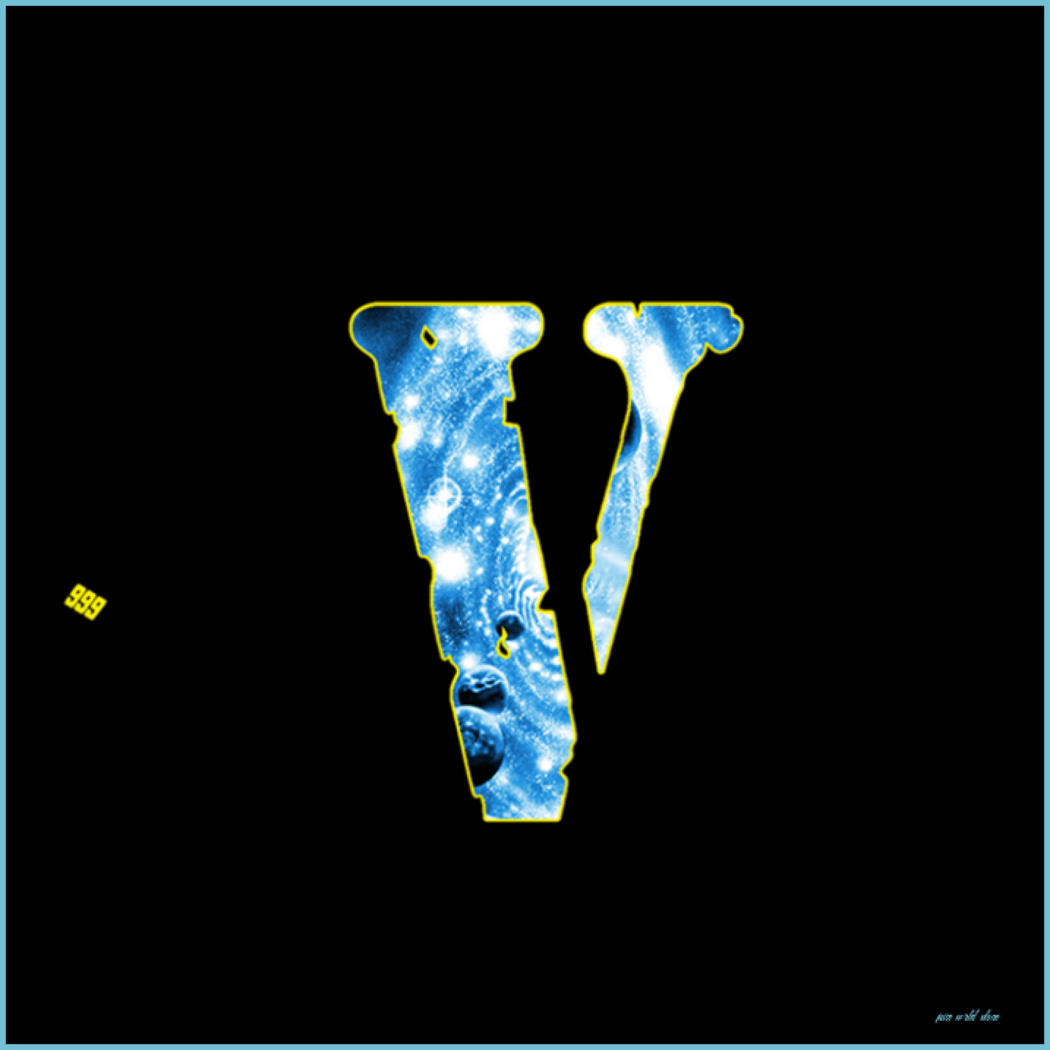 Vlone 桌布 壁紙 — 一個發光藍色字母V，內部充滿宇宙星雲和星星，以黃色勾勒輪廓，背景為黑色。