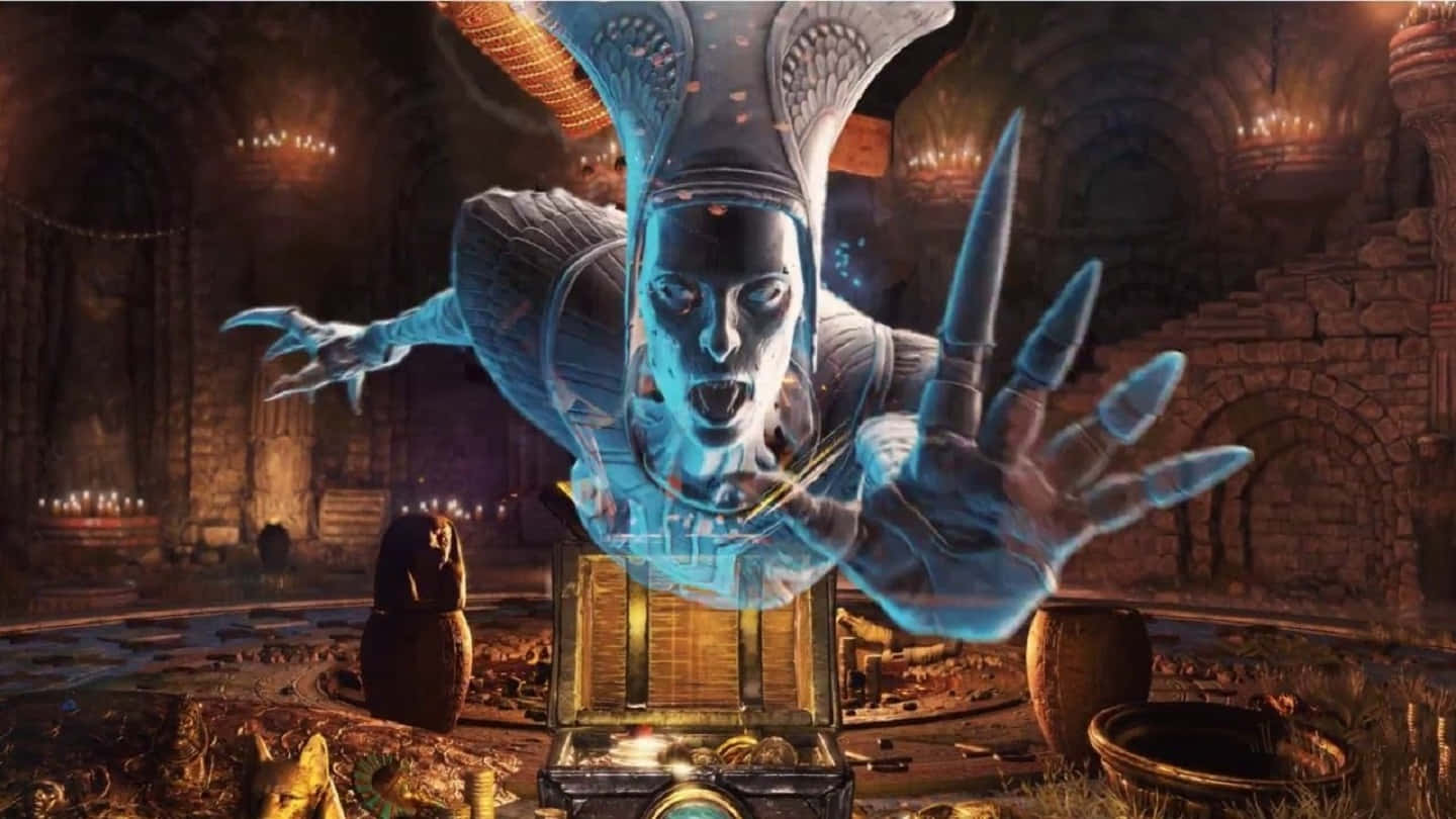 1440p Strange Brigade 桌布 壁紙 — 一個發光藍色幽靈木乃伊，帶有鋒利爪子，從一個充滿金色文物和閃爍火把的古埃及墓穴中出現。