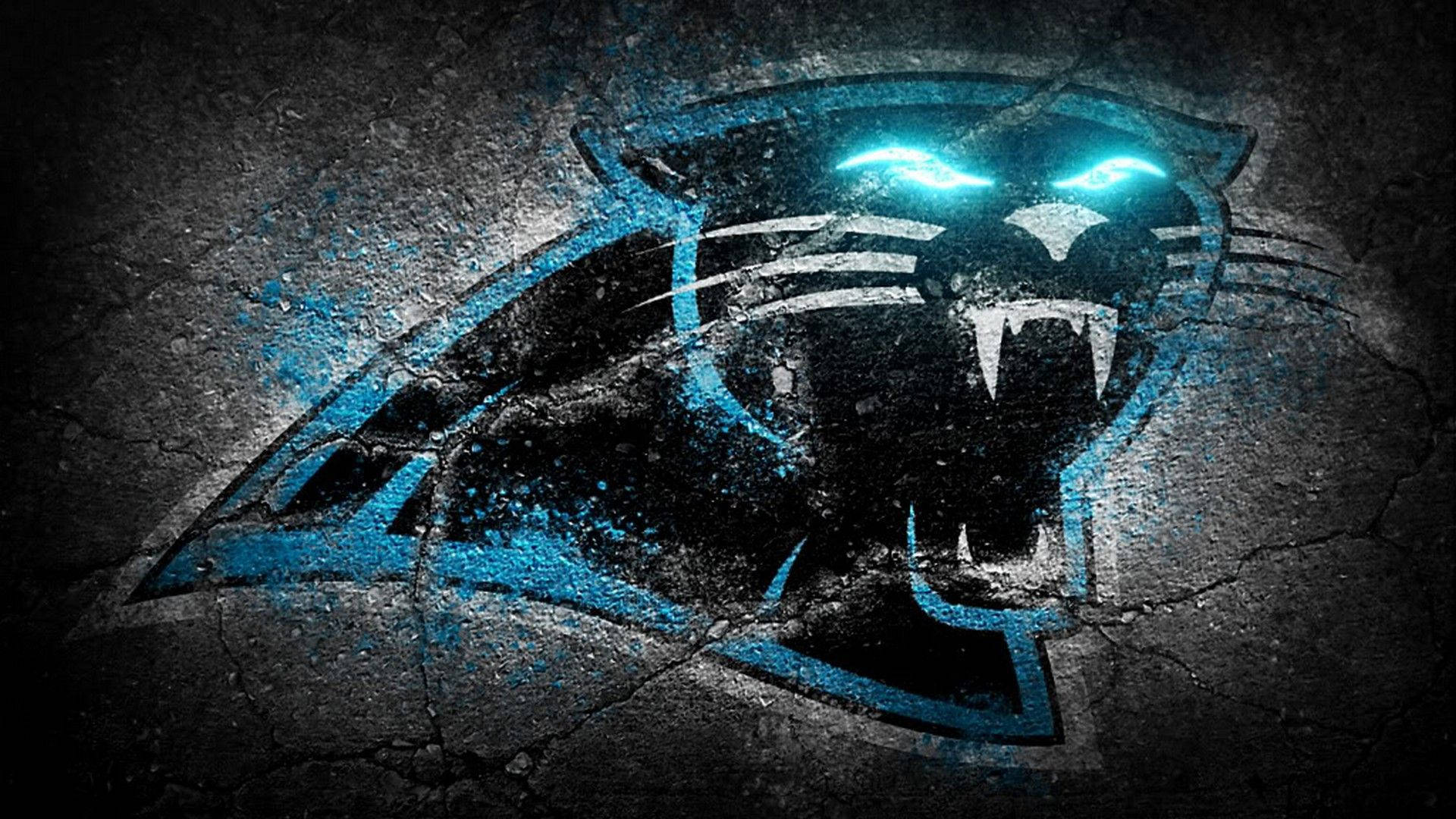 Panthers 桌布 壁紙 — 一個發光藍色美洲豹標誌，帶有鋒利牙齒和兇猛眼睛，以粗獷都市風格繪在裂開的混凝土上。