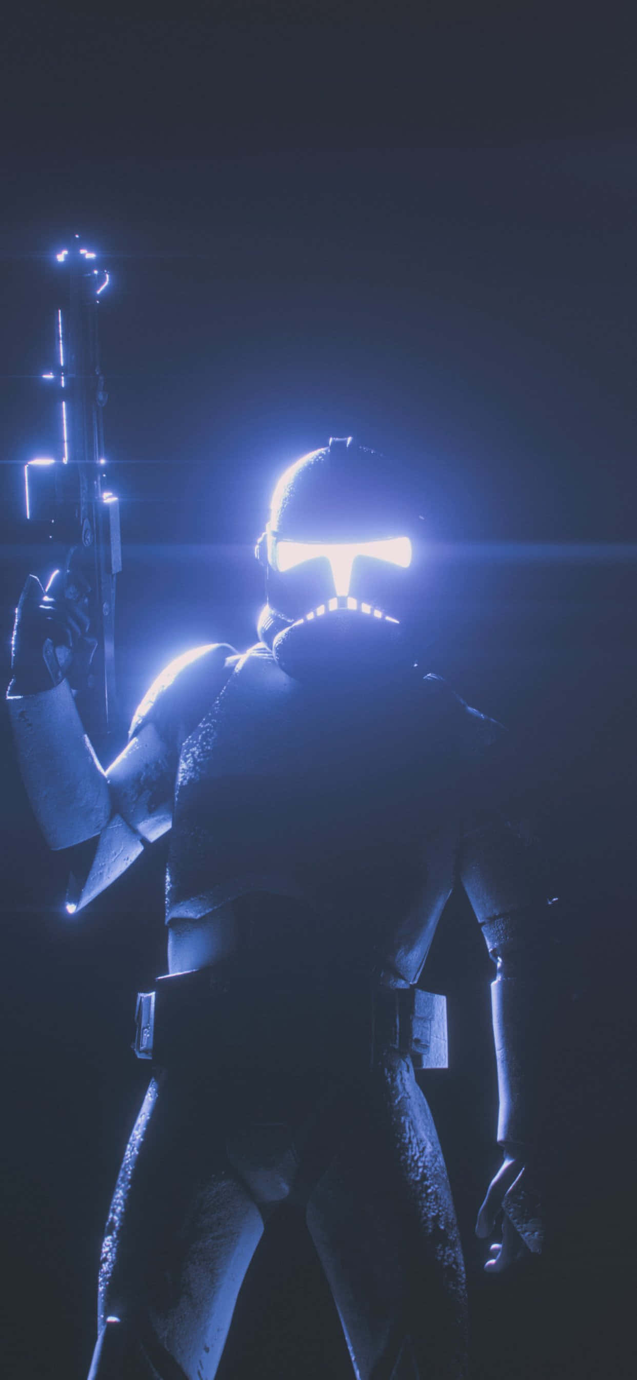 Star Wars Phone 桌布 壁紙 — 一個發光藍色裝甲人物，戴著頭盔和武器，站在黑暗中，被霓虹燈光條照亮。