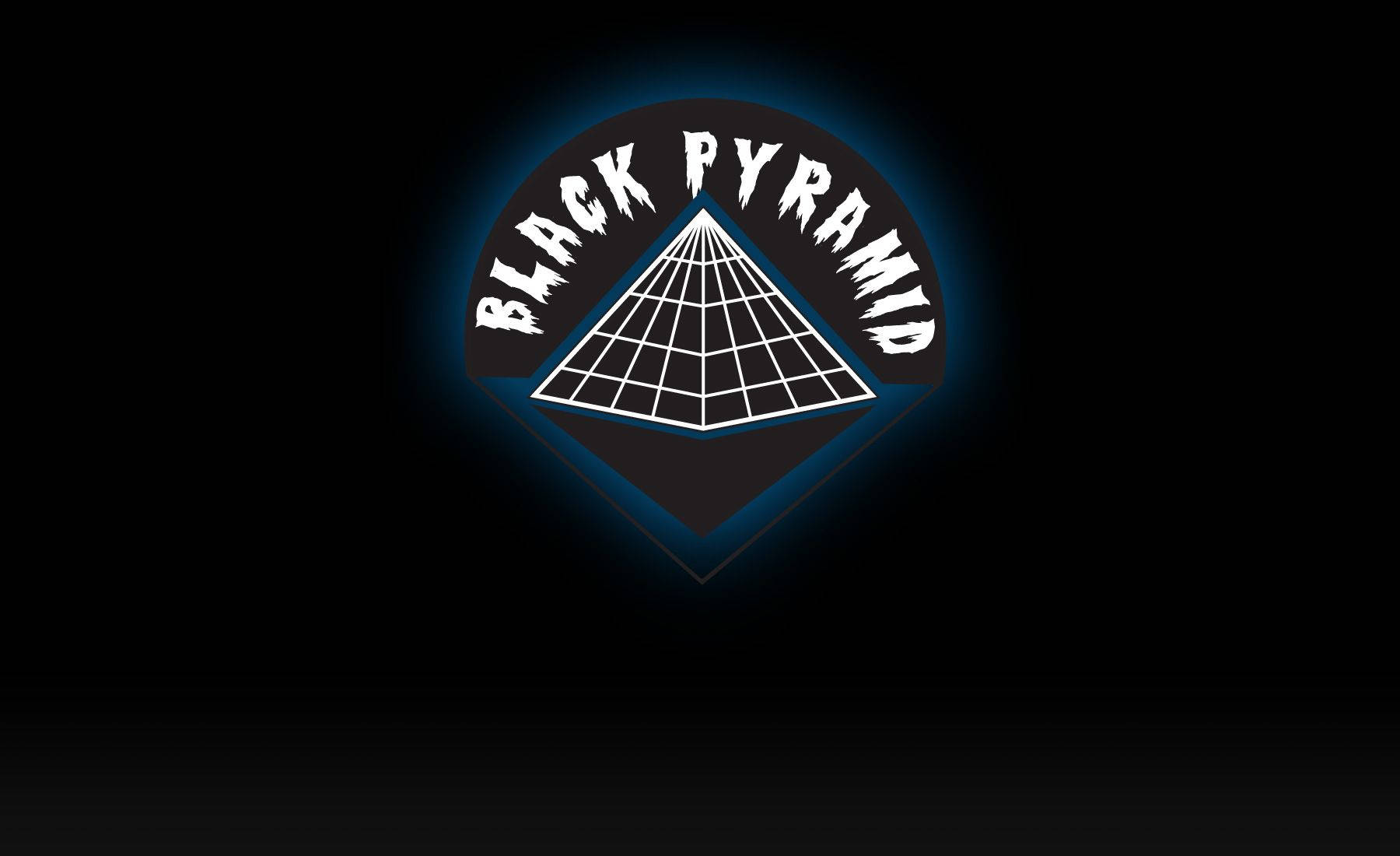 pyramid 桌布 壁紙 — 一個發光藍色輪廓的金字塔標誌，帶有「BLACK PYRAMID」文字，在黑色背景上散發光芒。