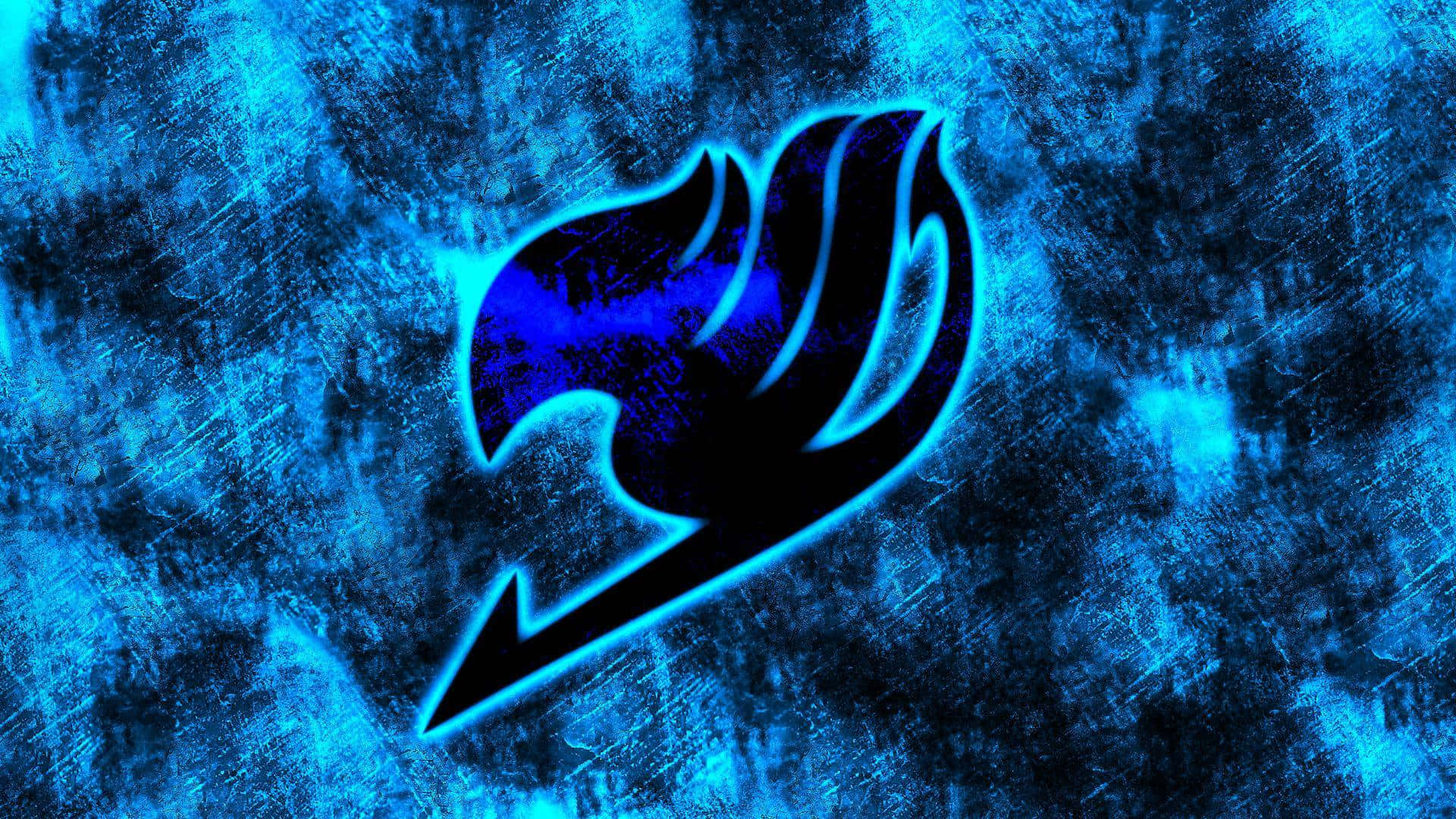 Fairy Tail Logo 桌布 壁紙 — 一個發光藍色風格化火焰標誌，邊緣銳利，置於紋理深藍色垃圾搖滾背景上。