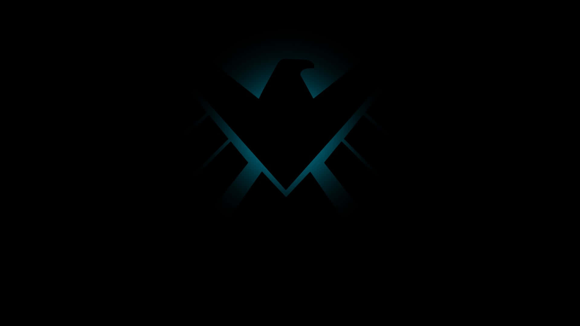shield 桌布 壁紙 — 一個發光藍色風格化的鷹徽章從黑暗中浮現，帶有銳利的幾何射線。