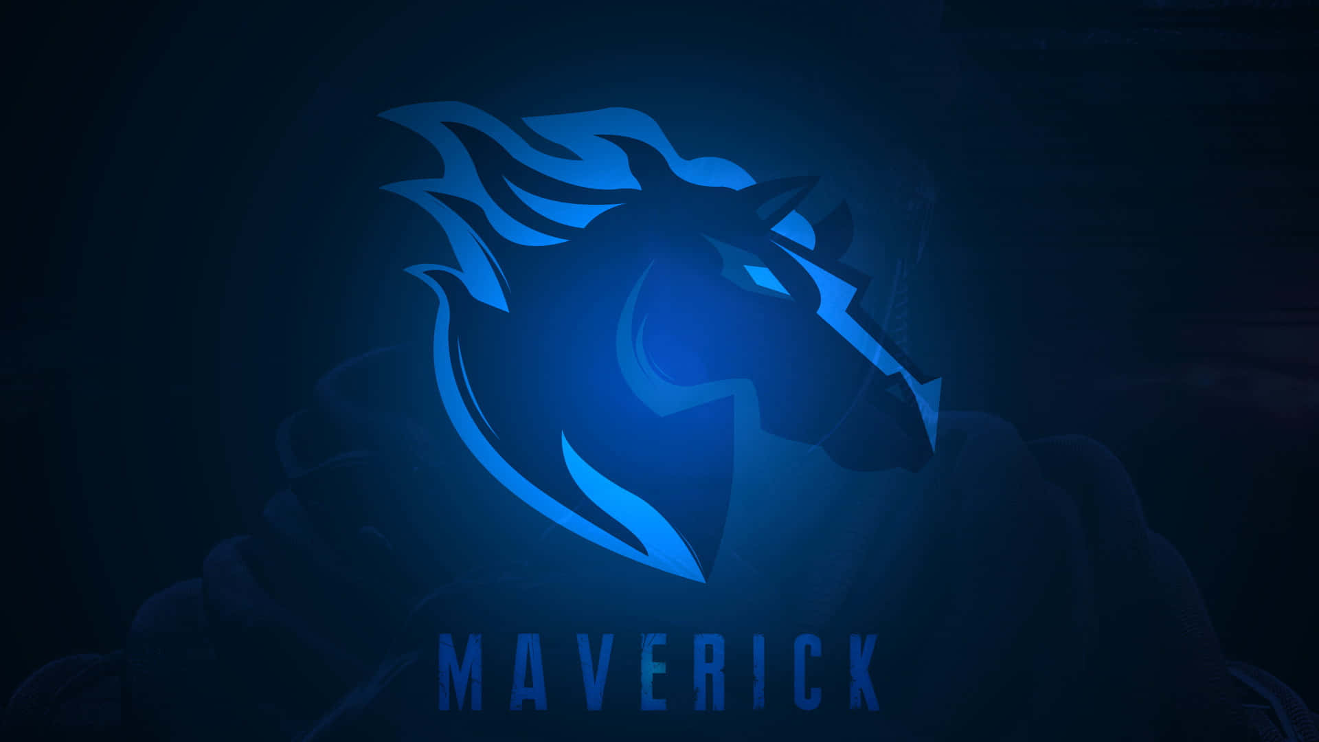 Rainbow Six Siege Maverick 桌布 壁紙 — 一個發光藍色風格化馬頭標誌，下方有 maverick 字樣，背景為深色。