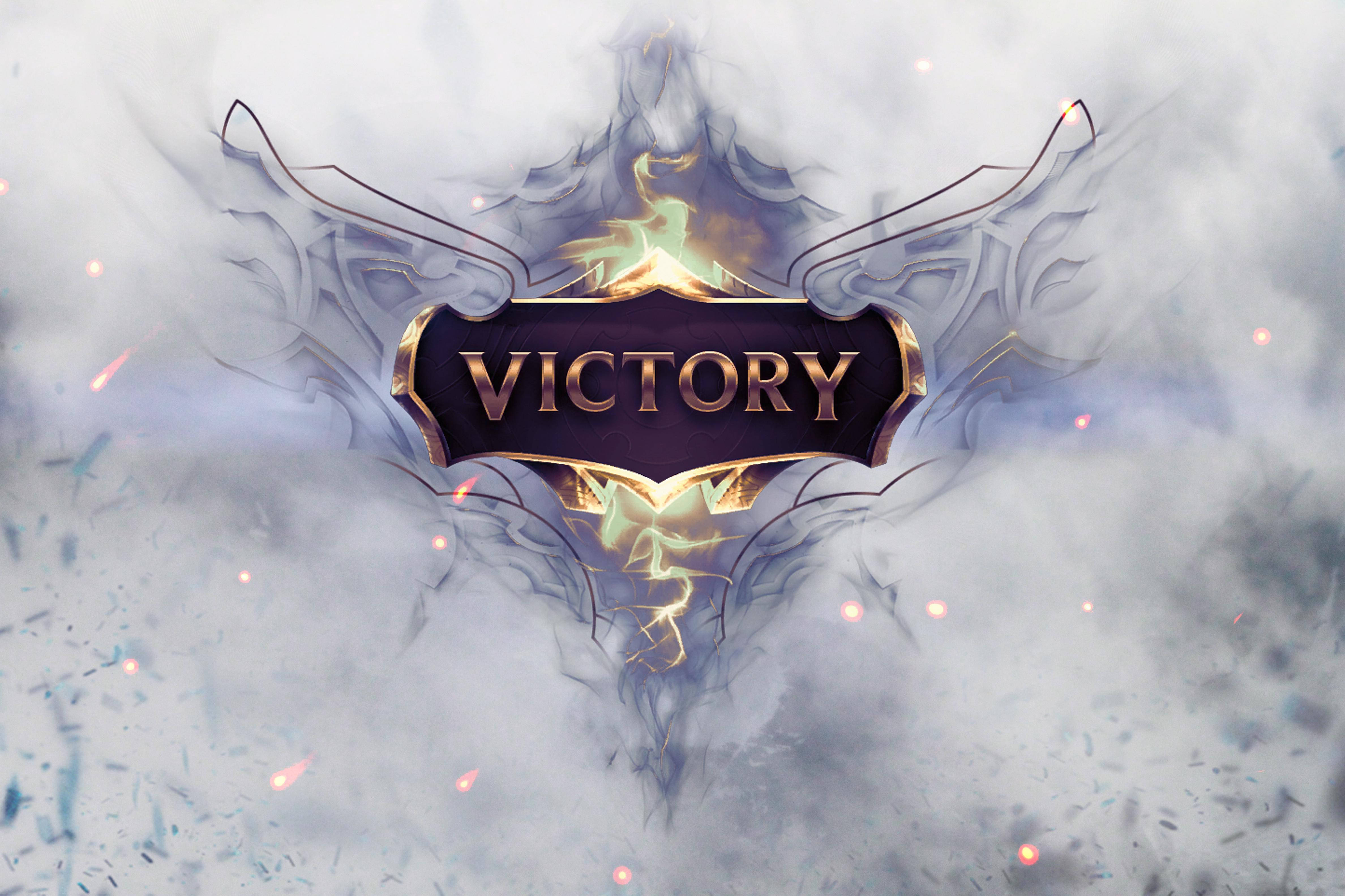 Victory 桌布 壁紙 — 一個發光金色「VICTORY」標誌，帶有華麗翅膀，從旋轉的迷霧和火花中浮現。