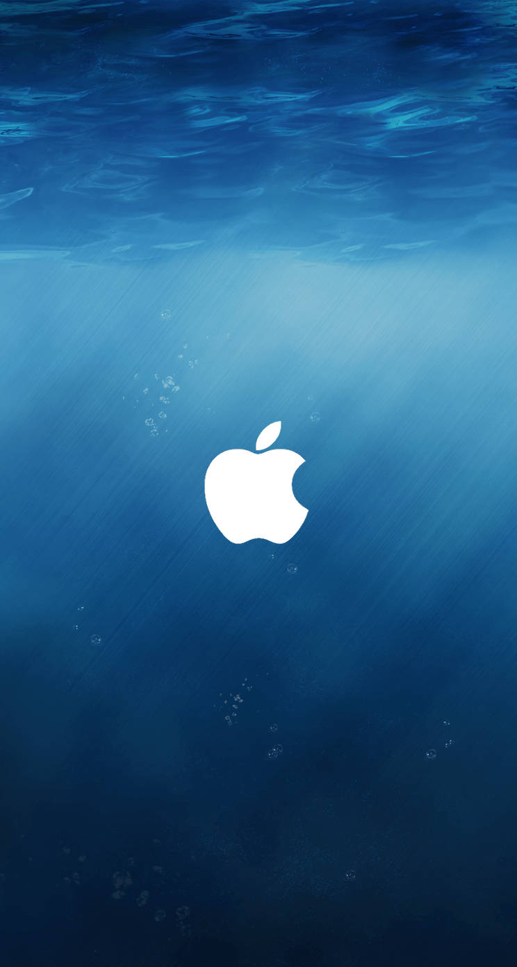 蘋果 桌布 壁紙 — 一個白色Apple標誌在深藍色海洋光線中漂浮於水下，伴有陽光和氣泡。