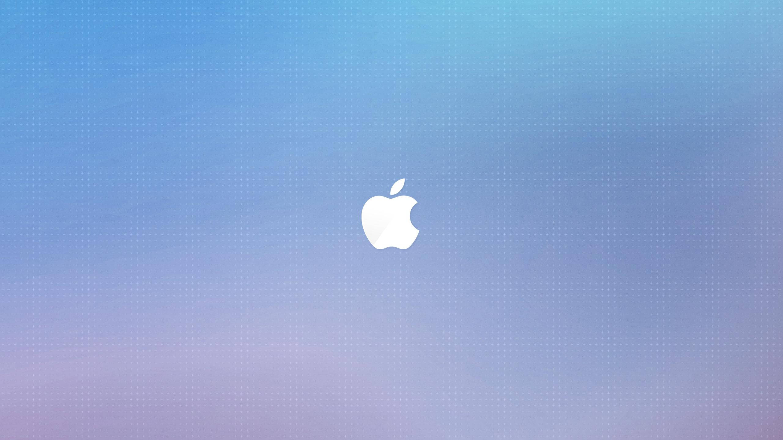Apple Mac Desktop 桌布 壁紙 — 一個白色Apple標誌居中於藍色和紫色色調的柔和漸變天空上。