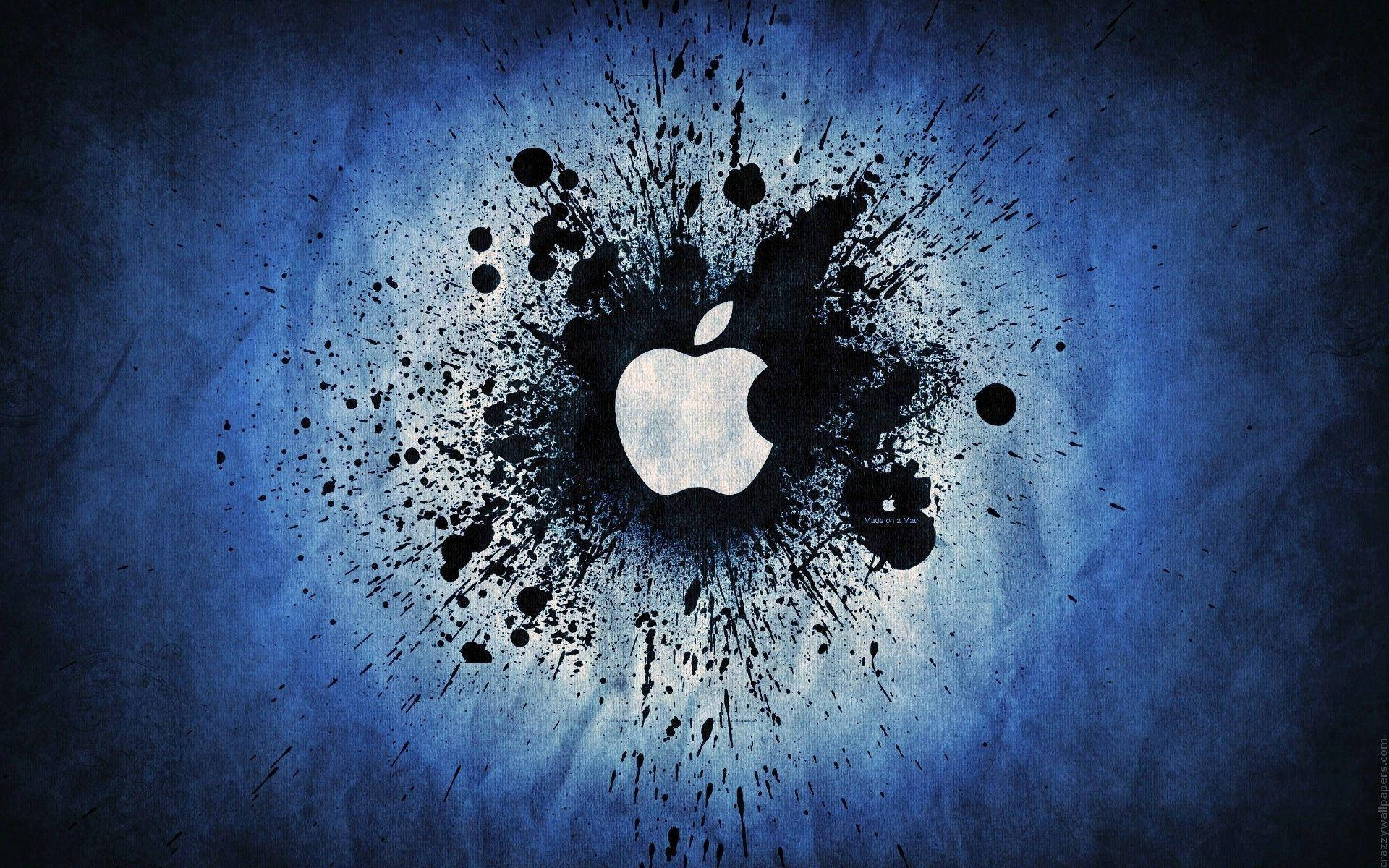 Cool Logos 桌布 壁紙 — 一個白色Apple標誌從中央黑色墨水飛濺中爆出，背景為紋理深藍色。