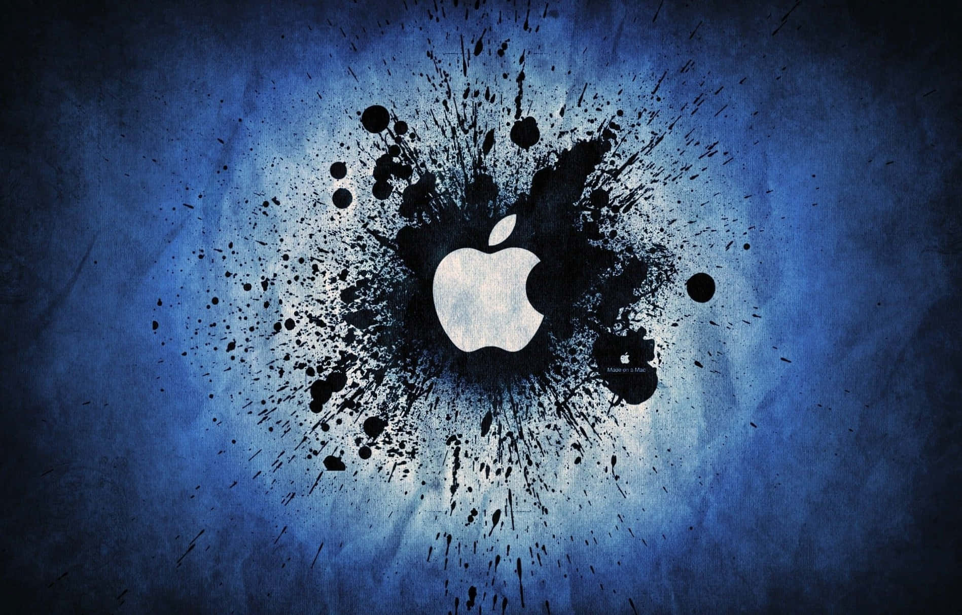 標誌 桌布 壁紙 — 一個白色Apple標誌從黑色墨水飛濺中迸發出來，背景為帶紋理的藍色。