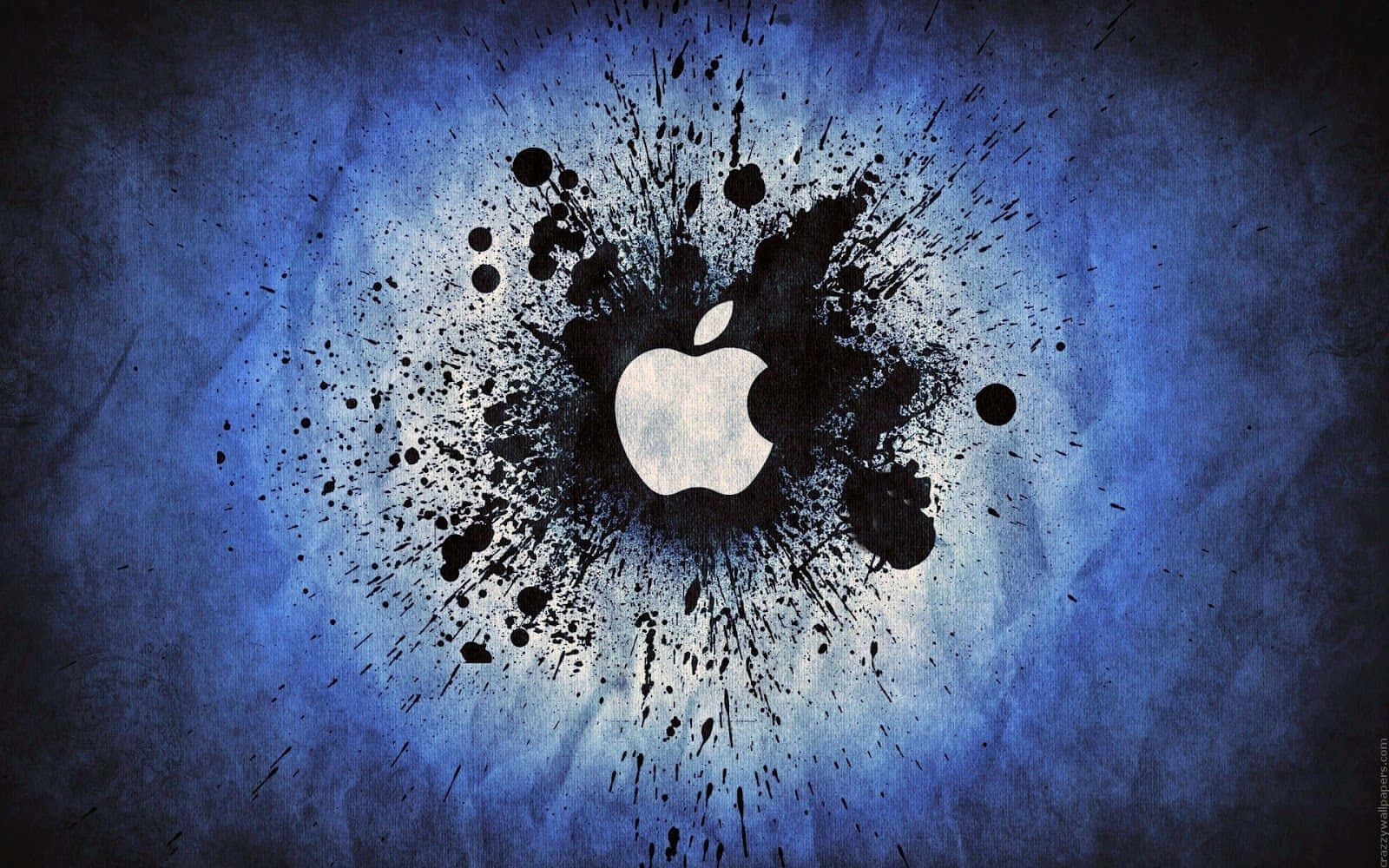 Apple Mac Desktop 桌布 壁紙 — 一個白色Apple標誌從黑色墨水飛濺中迸出，背景為帶紋理的藍色。