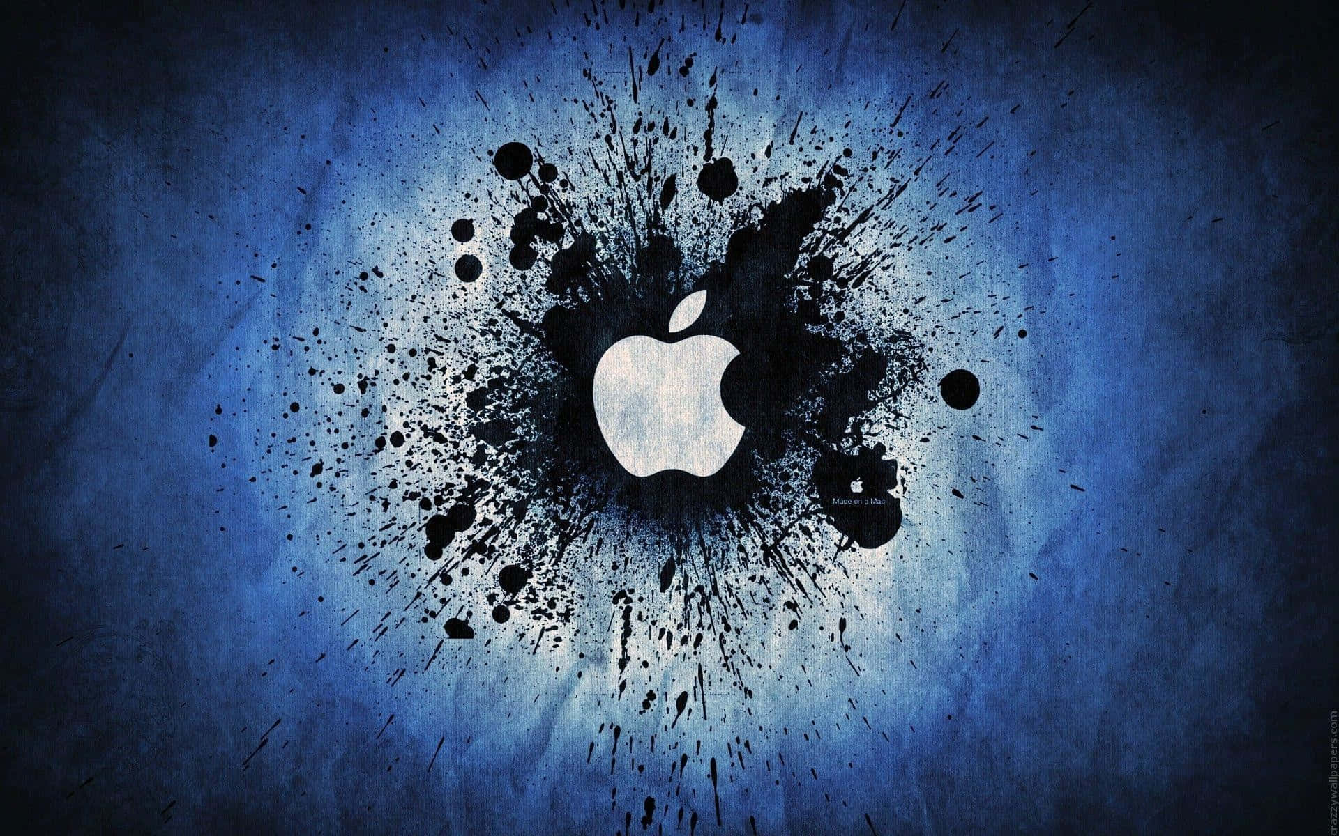Cool Apple 桌布 壁紙 — 一個白色Apple標誌從黑色墨水飛濺中迸發出來，背景是帶紋理的藍色。