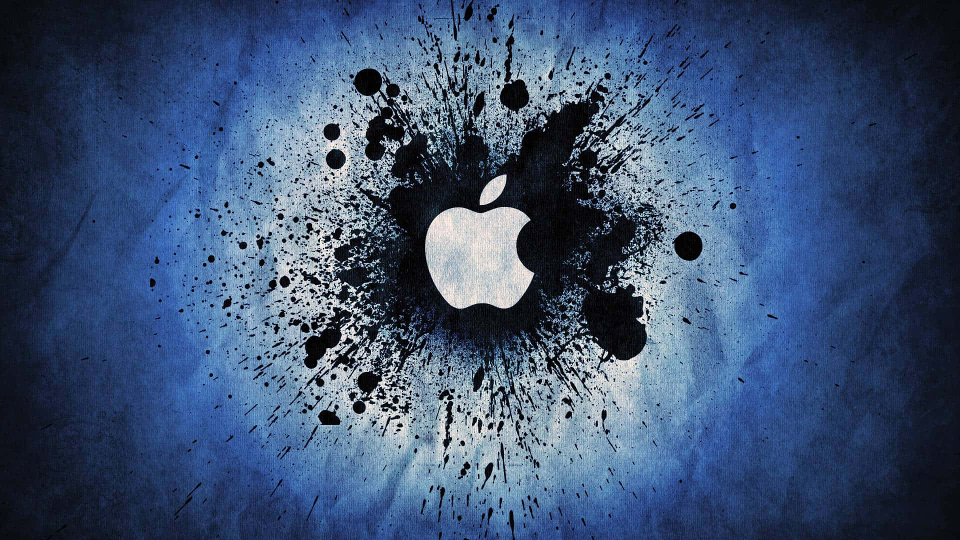 1920x1080 Apple 桌布 壁紙 — 一個白色Apple標誌置中於動態黑色墨水飛濺中，背景為有紋理的藍色。