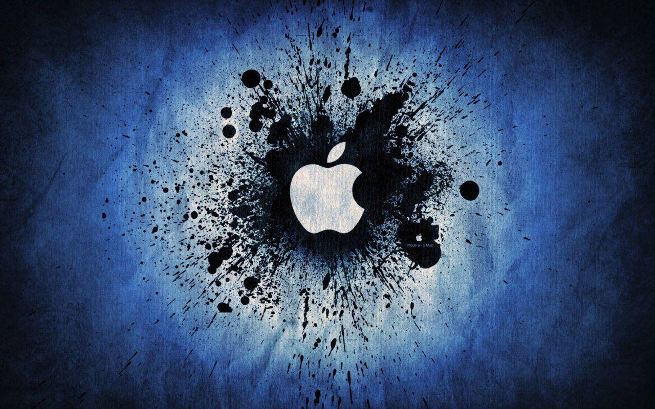 Cool HD 桌布 壁紙 — 一個白色Apple標誌置中於動態黑色墨水飛濺中，背景為有紋理的藍色。