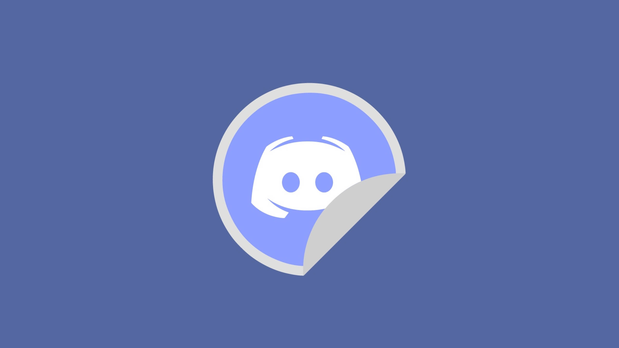 Discord 桌布 壁紙 — 一個白色Discord標誌貼紙在純藍色背景上剝離。
