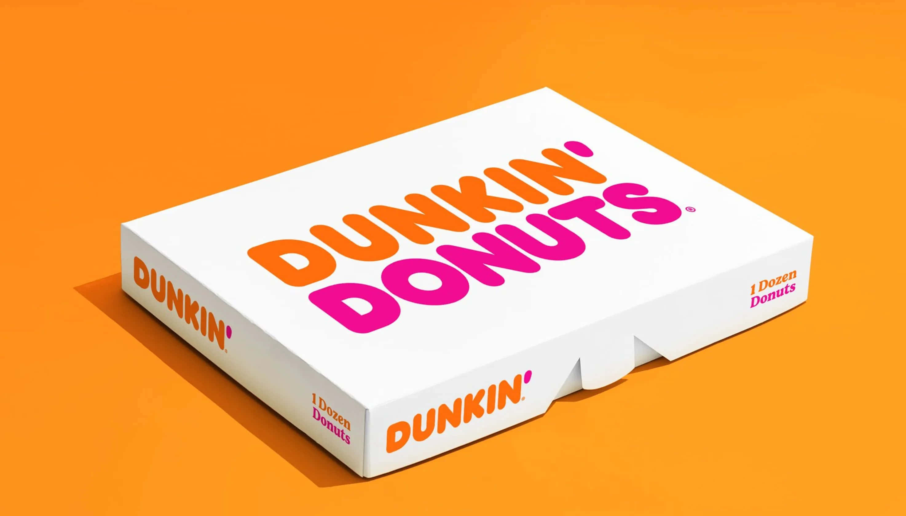 Dunkin Donuts 桌布 壁紙 — 一個白色Dunkin' Donuts盒，帶有醒目的橙色和粉紅色標誌，傾斜放置在充滿活力的橙色背景上。