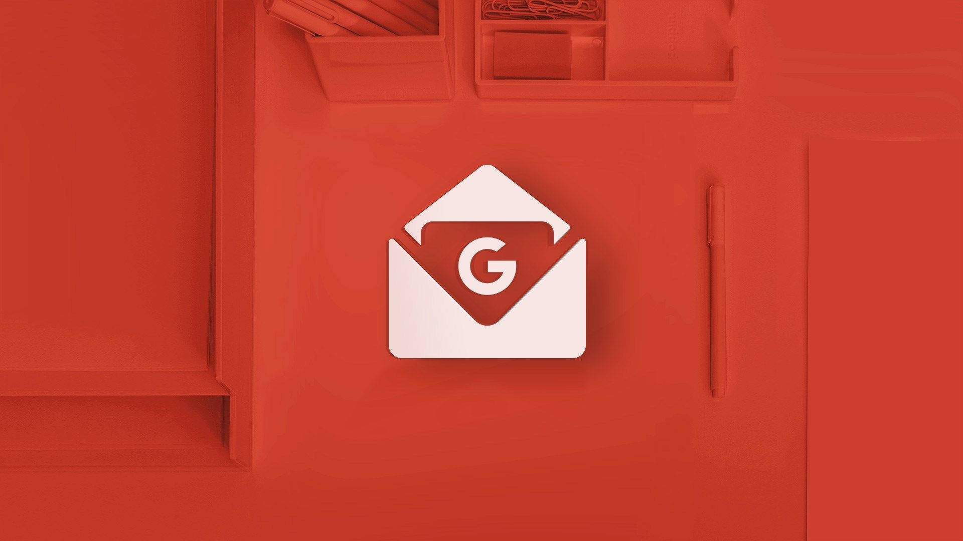 Gmail 動圖 桌布 壁紙 — 一個白色Gmail標誌居中放置在鮮紅色紋理牆上，背景帶有微妙的辦公室架子細節。