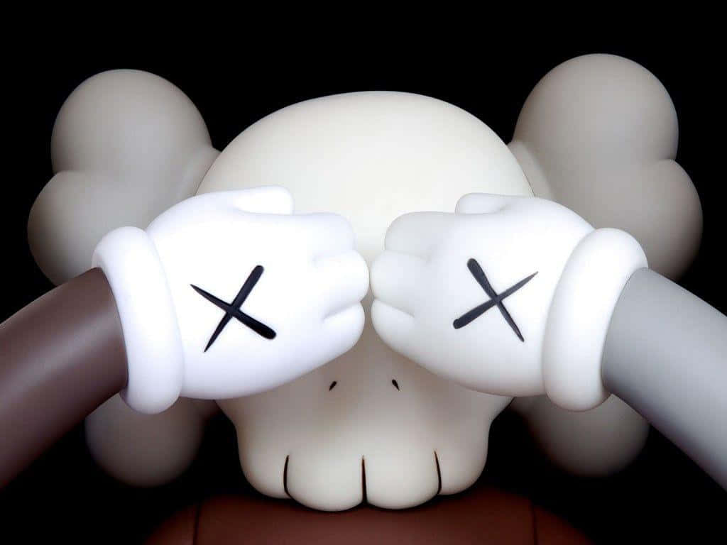 kaws pc 桌布 壁紙 — 一個白色KAWS雕塑，眼睛打叉，戴著手套的手遮住臉，背景是黑色。